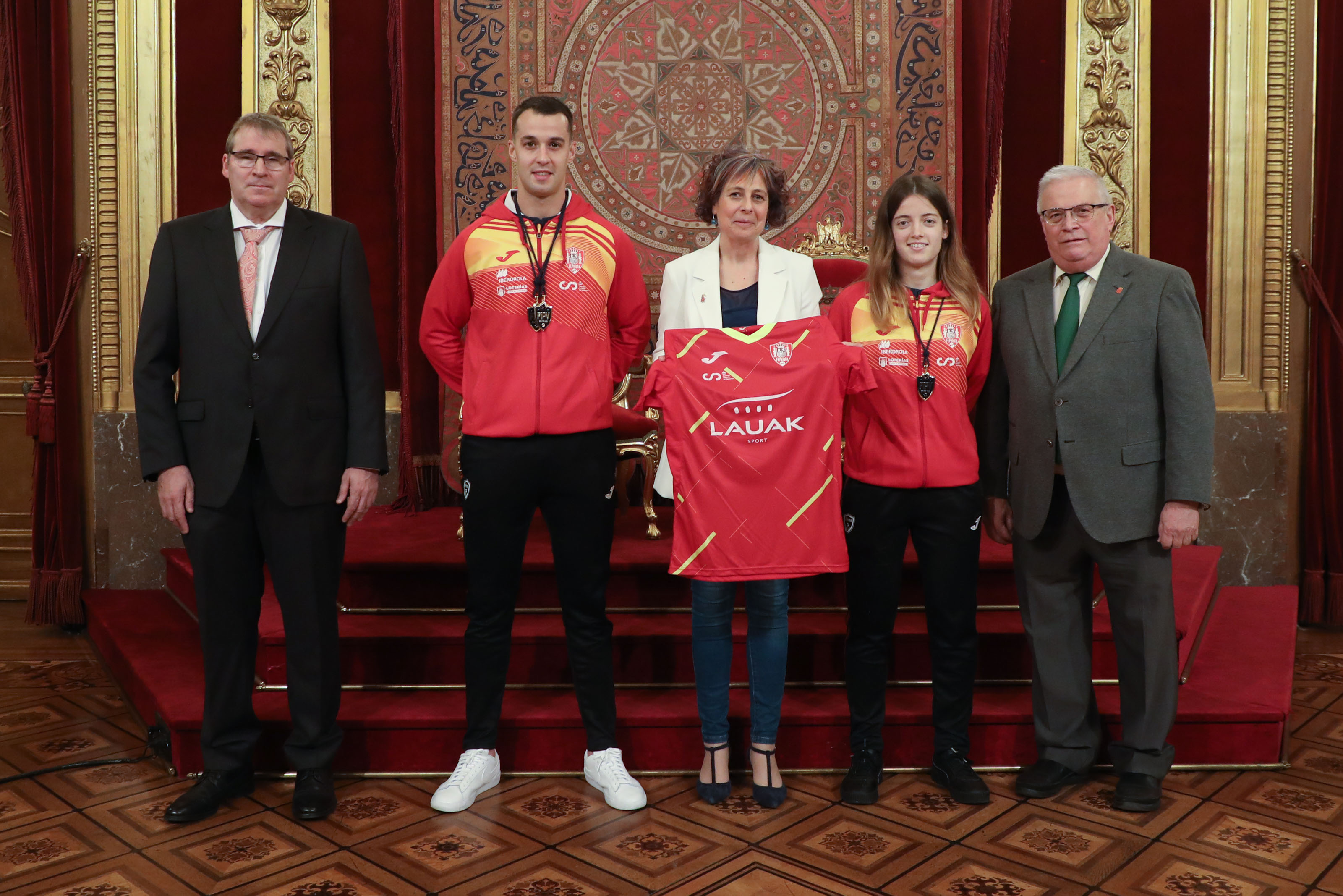 La Federación ha entregado a la consejera una camiseta de la selección española en recuerdo de la participación en el campeonato.