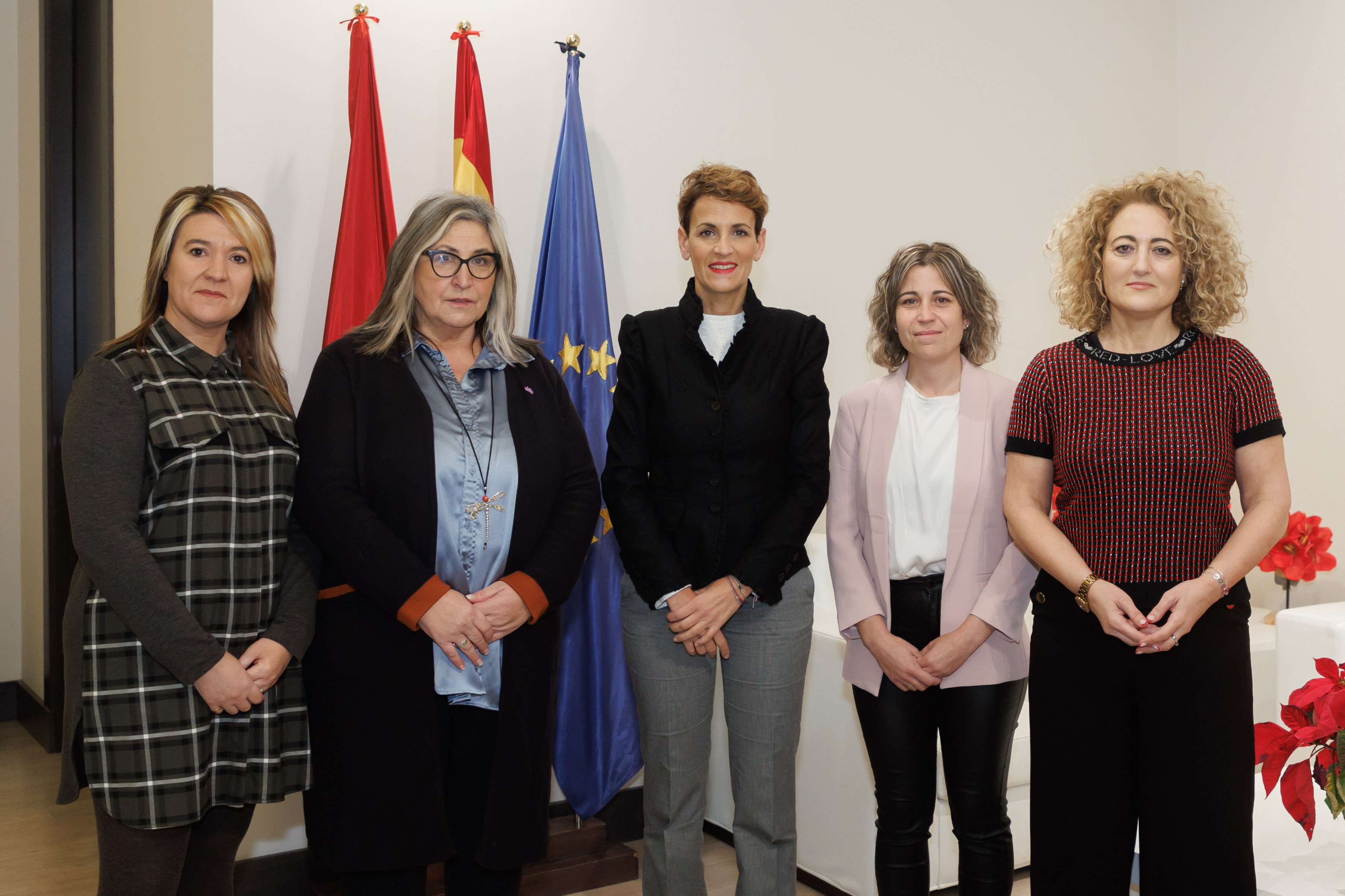 De izda a dcha: Silvia Camaces, Carmen Puerta, Presidenta Chivite, María 
José Calvo y Susana Castanera. 