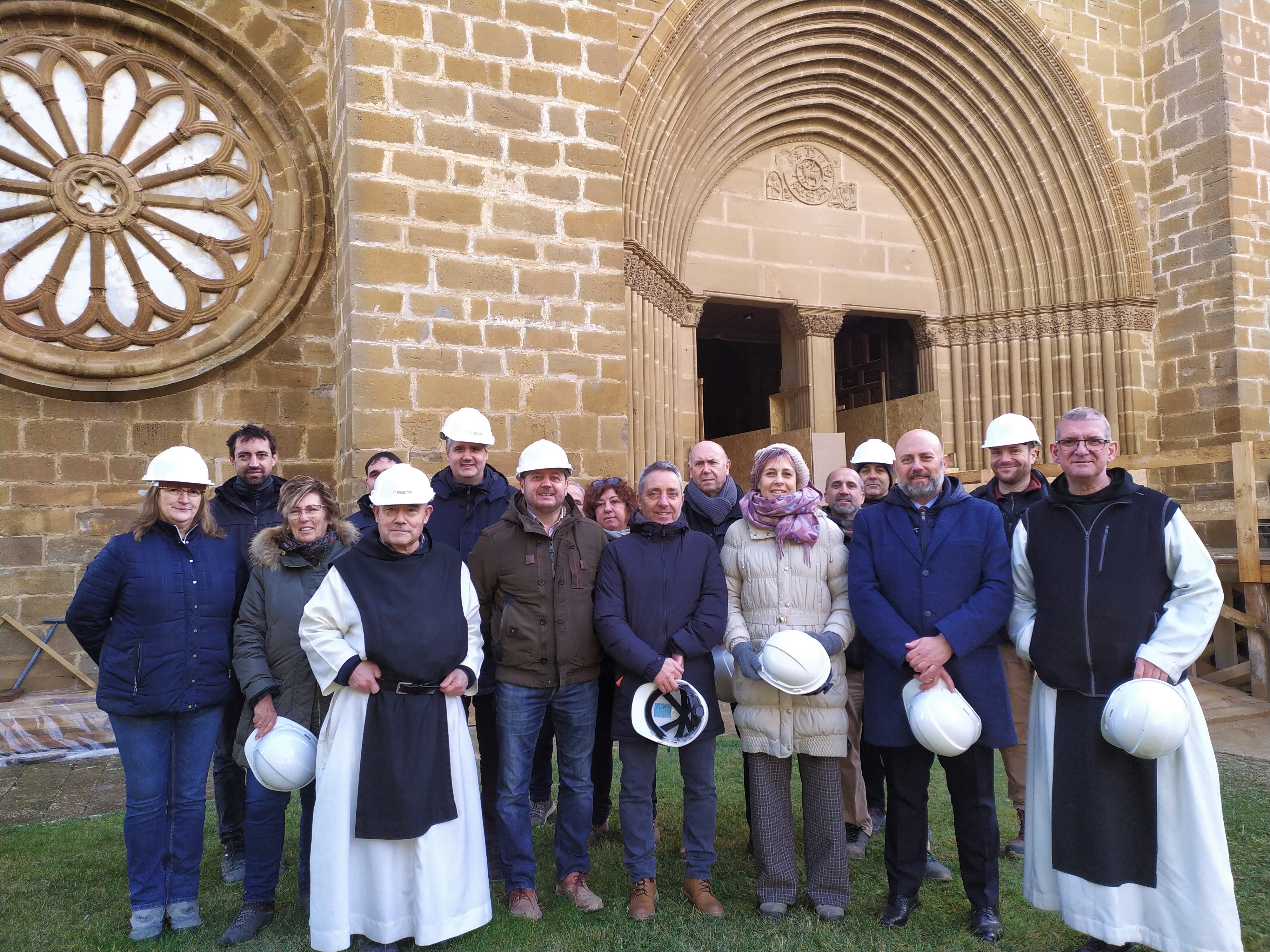 La consejera Esnaola visita las obras de restauración de la iglesia del  monasterio de La Oliva