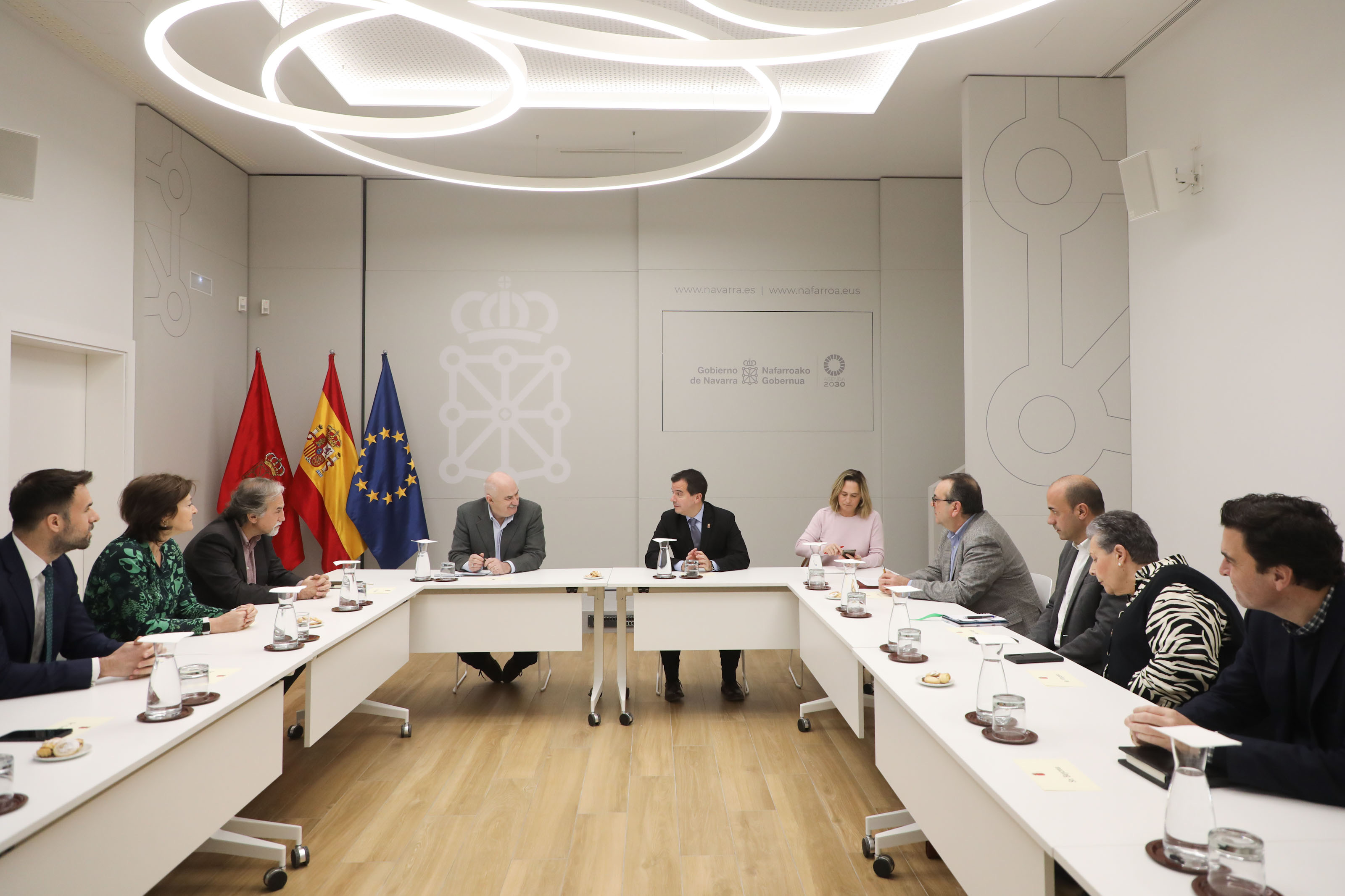 El vicepresidente Aierdi y el consejero Irujo presiden la reunión mantenida con representantes del Ayuntamiento de Cortes, Nasuvinsa y la compañia Energyloop. 