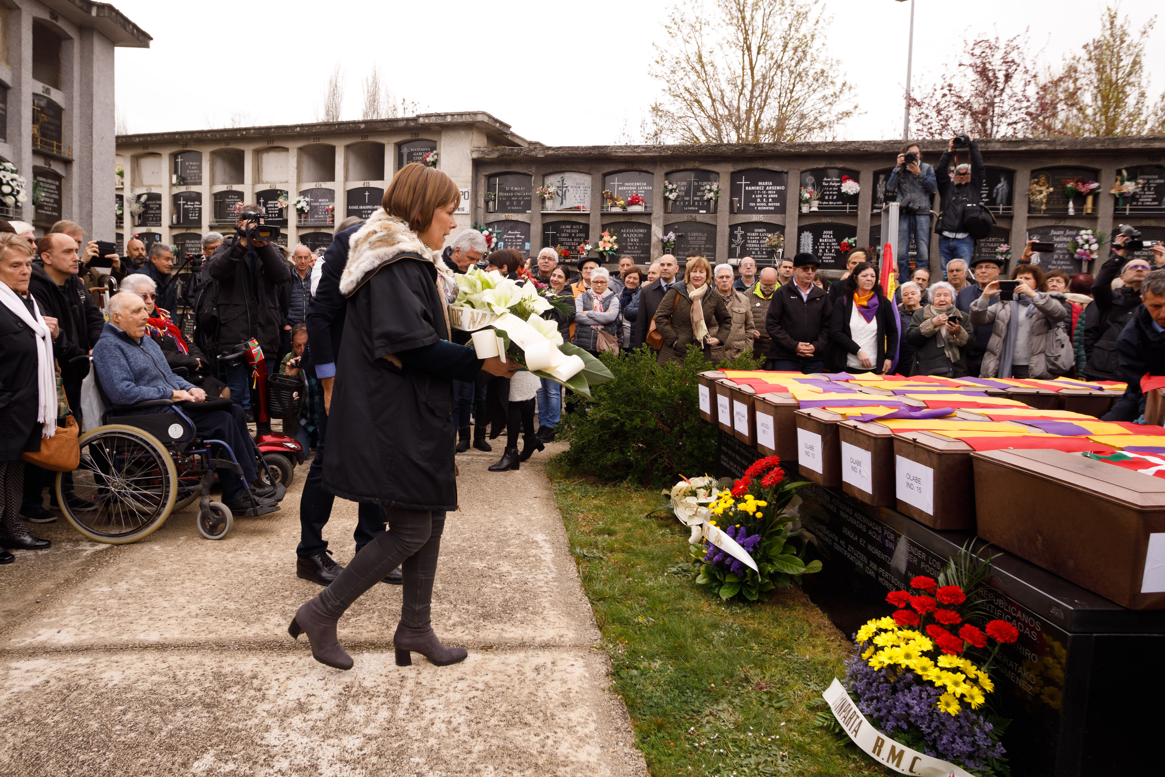 La Presidenta Barkos deposita una ofrenda floral ante los restos.