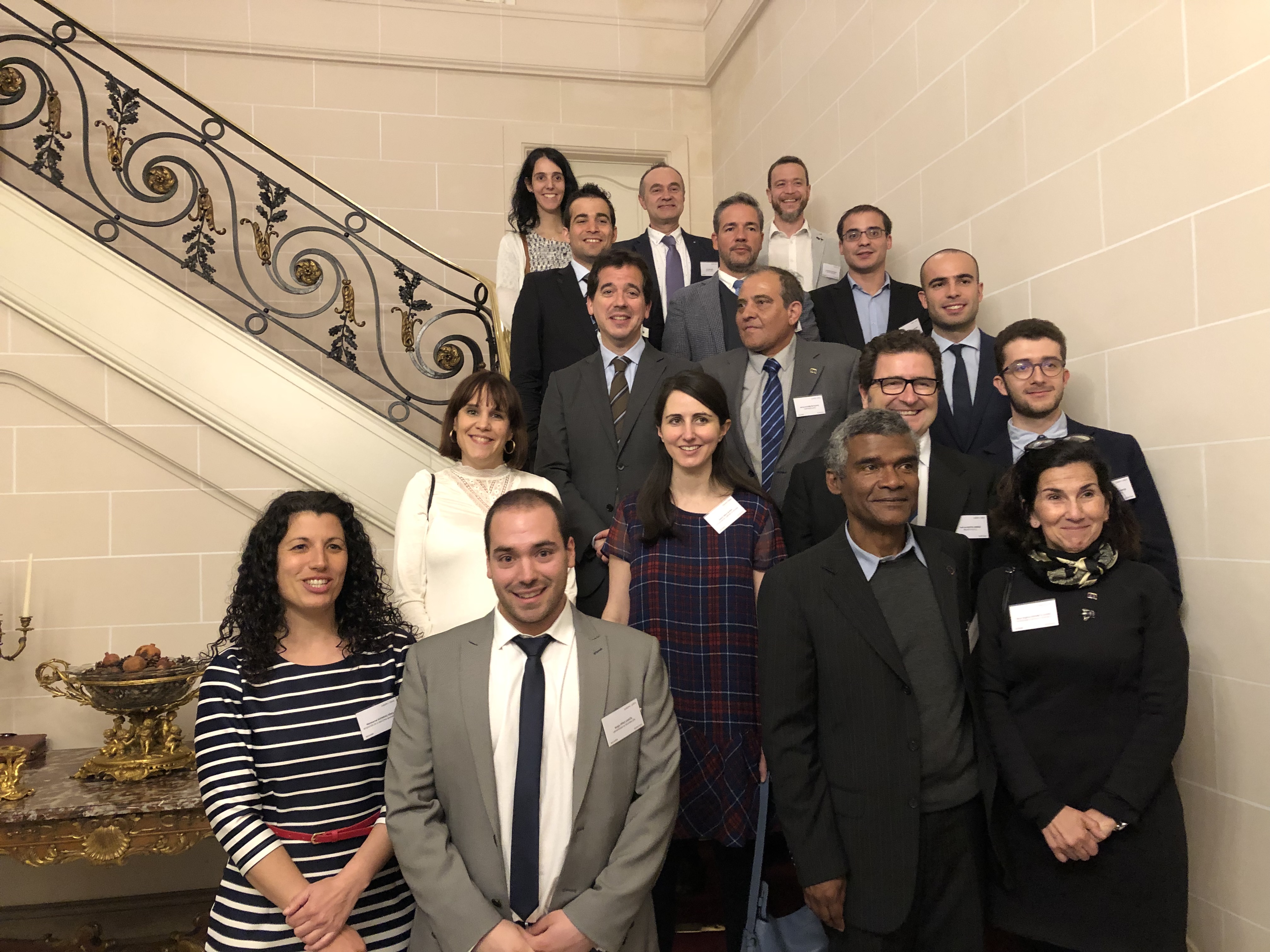 Participantes y organizadores de la edición 2019 junto con el delegado del 
Gobierno de Navarra en Bruselas y las 10 empresas participantes, en la 
recepción en la Embajada de España en Bruselas.