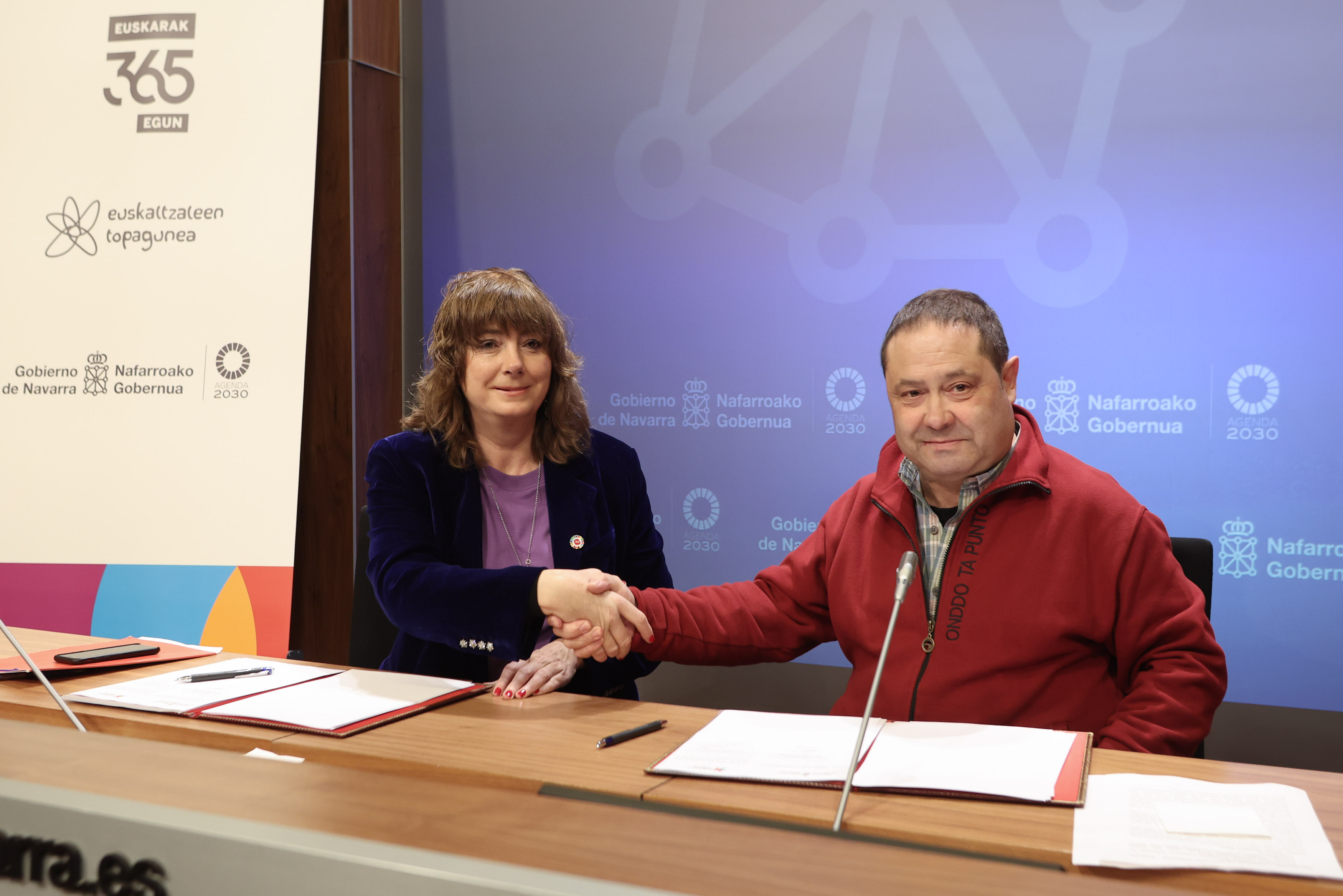 La consejera Ana Ollo y el presidente de Topagunea, Oskar Zapata, en la firma del convenio. 
