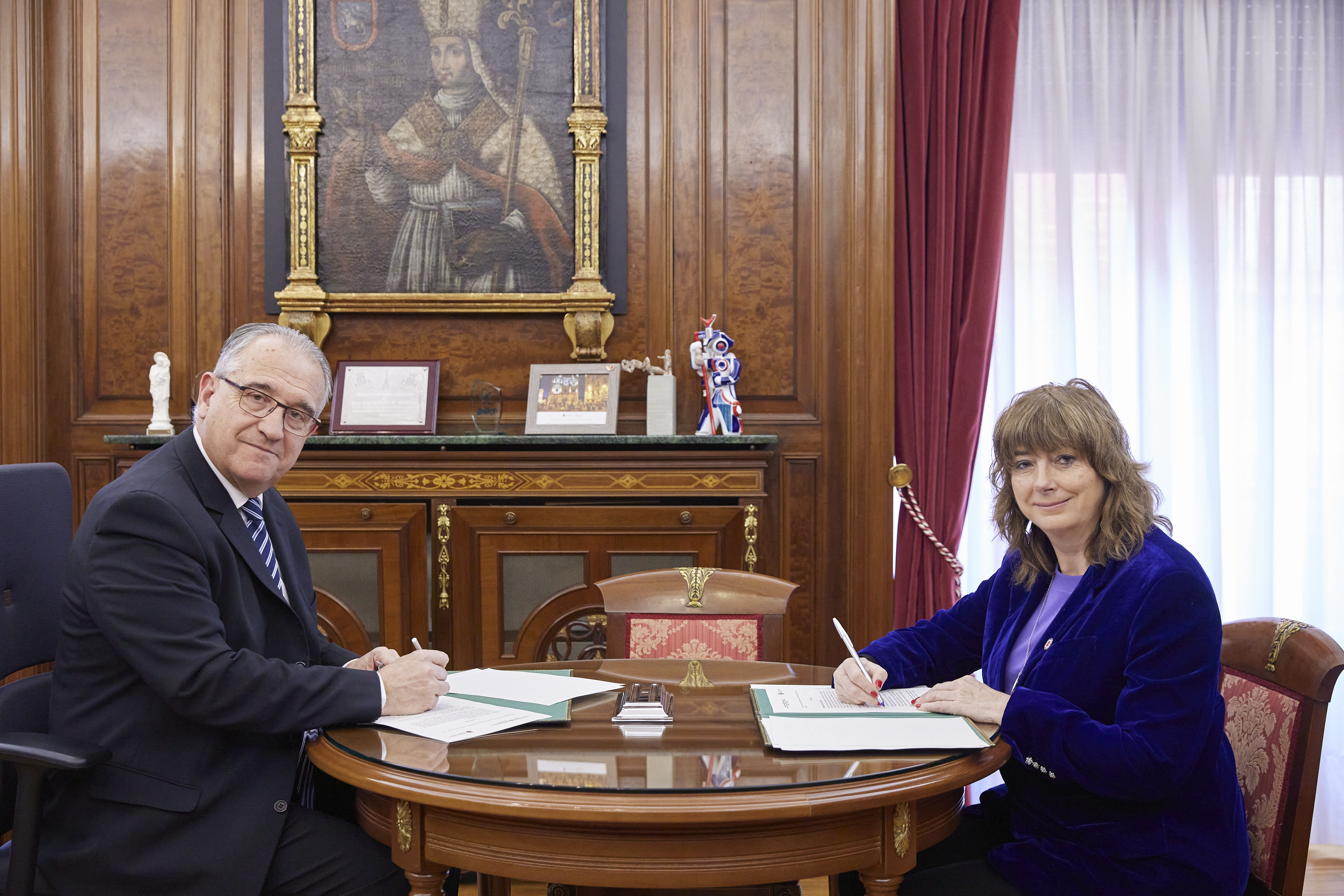 El alcalde de Pamplona, Enrique Maya, y la consejera de Relaciones Ciudadanas, Ana Ollo, en la firma del convenio. 