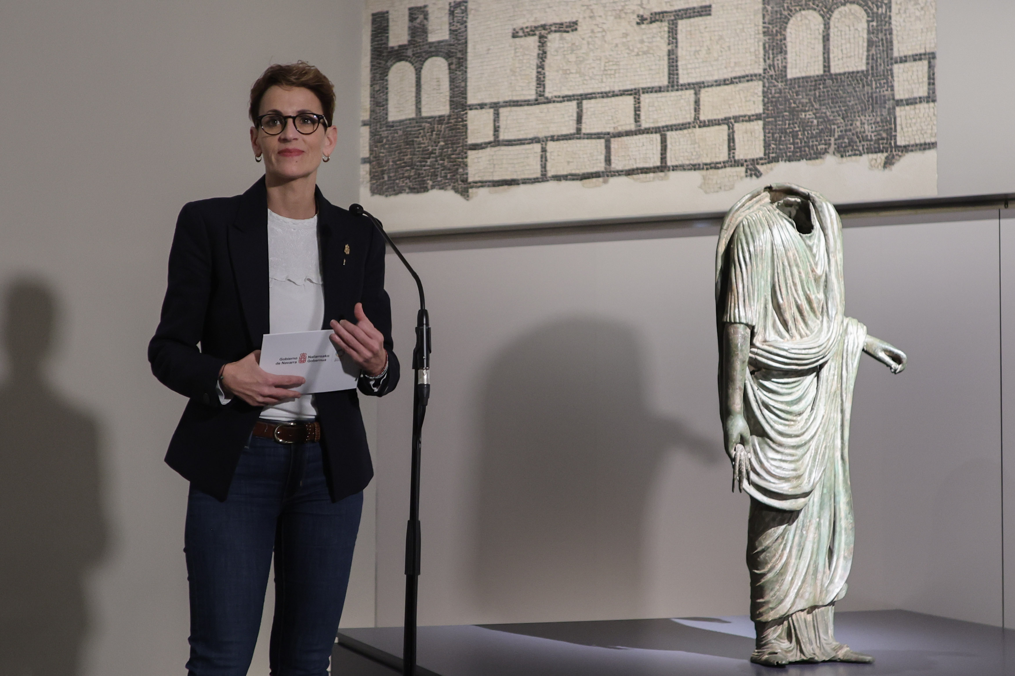 La Presidenta, María Chivite, en la visita al Museo de Navarra para conocer los estudios y análisis sobre el Togado de Pompelo. 