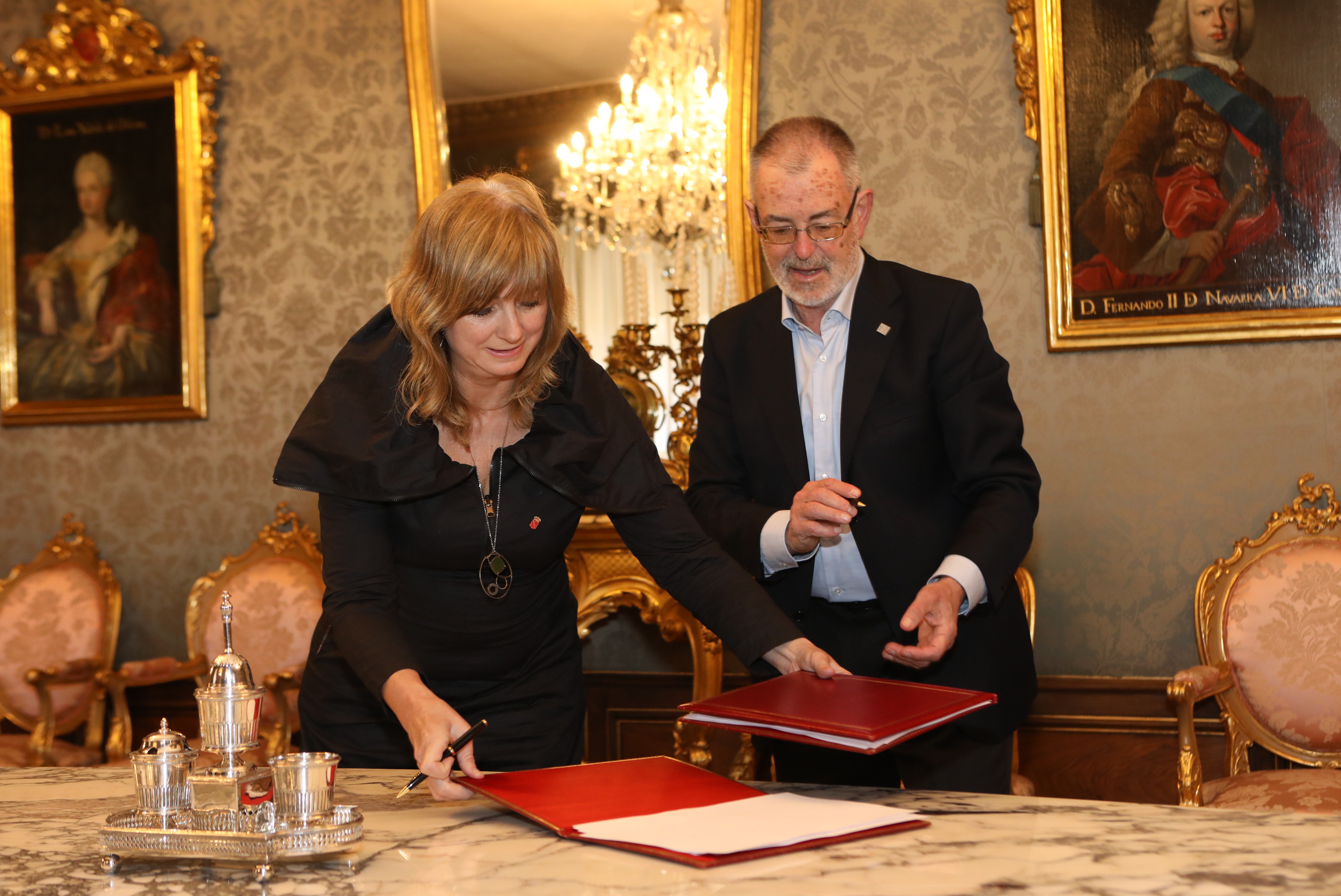 La consejera Ollo y el presidente de Eusko Ikaskuntza, Iñaki Dorronsoro, en el acto de la firma del convenio.