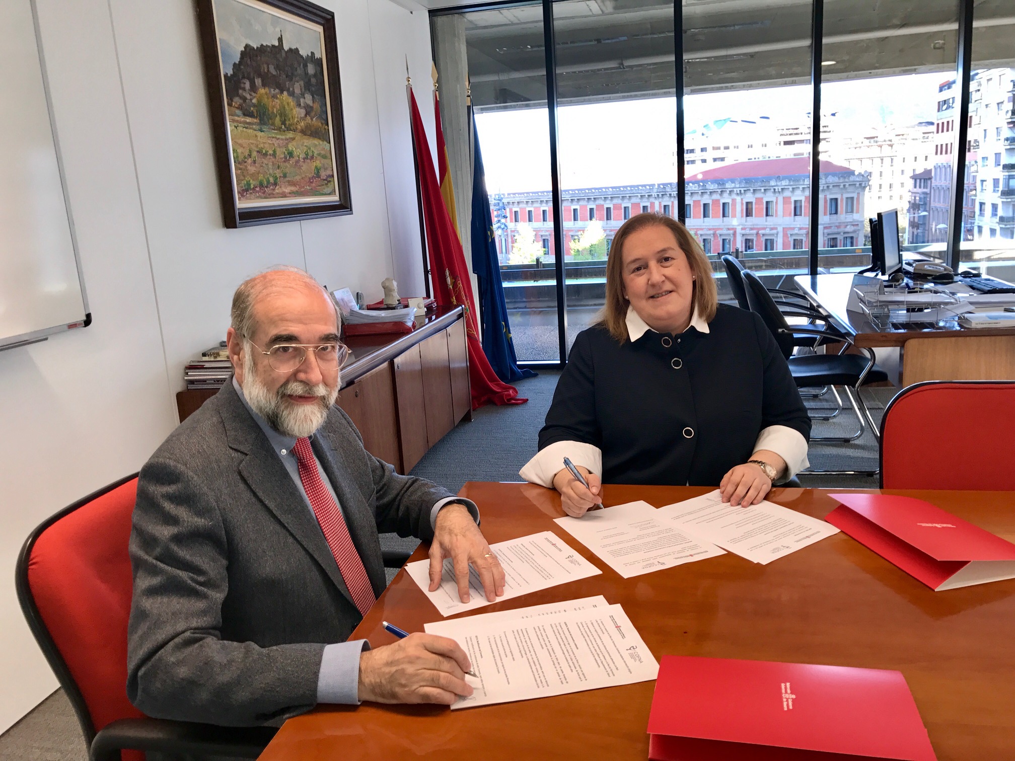 El consejero de Salud, Fernando Domínguez, y  la presidenta del COFNA, 
Marta Gallipienzo, en el momento de la firma.