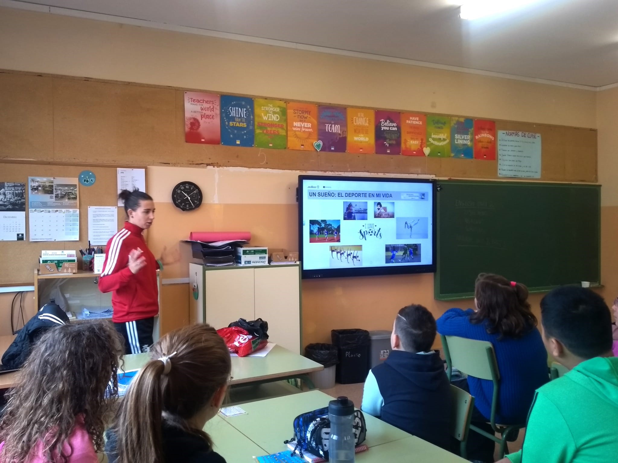 Adela Griffith, jugadora de fútbol sala, durante su presentación teórica en 
el Colegio Público Eulza de Barañáin.