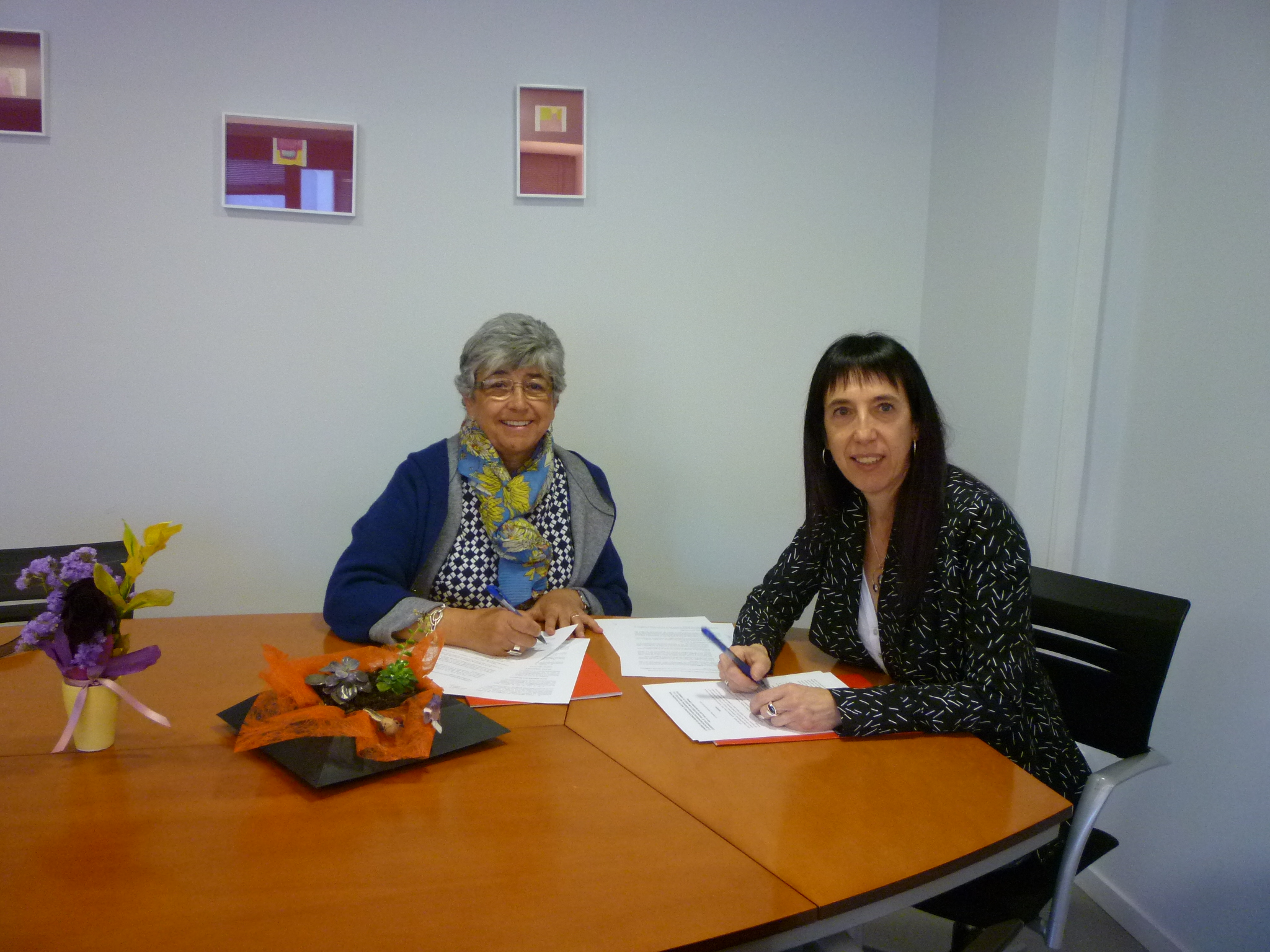 Pilar Bobes y Mertxe Leranoz, en la firma del Convenio.