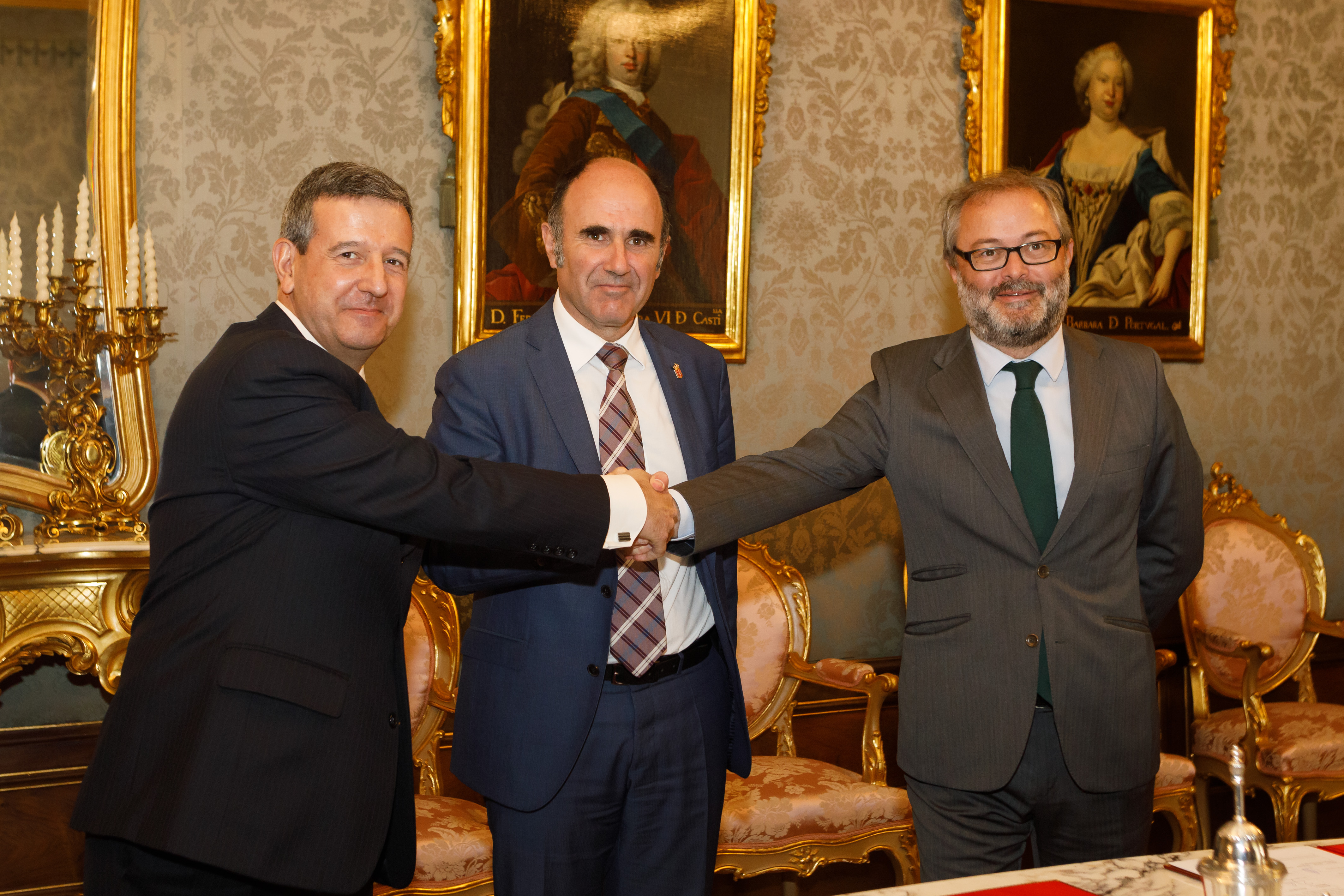 Antonio de la Torre, Manu Ayerdi y Julio Castro, tras la firma del acuderdo.