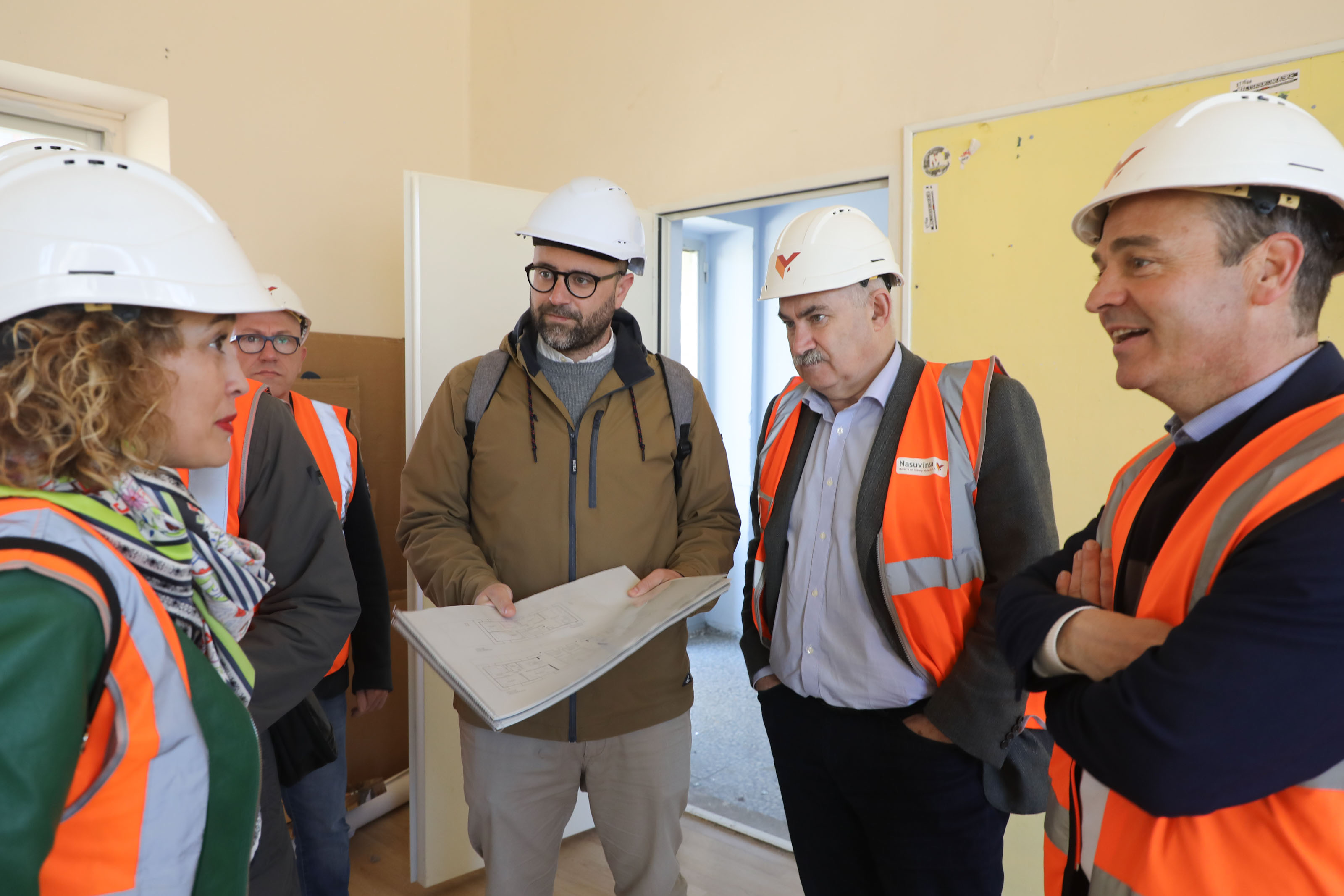 Visita del vicepresidente Aierdi a la rehabilitación de las antiguas 
escuelas de Oteiza como viviendas de VPO. 