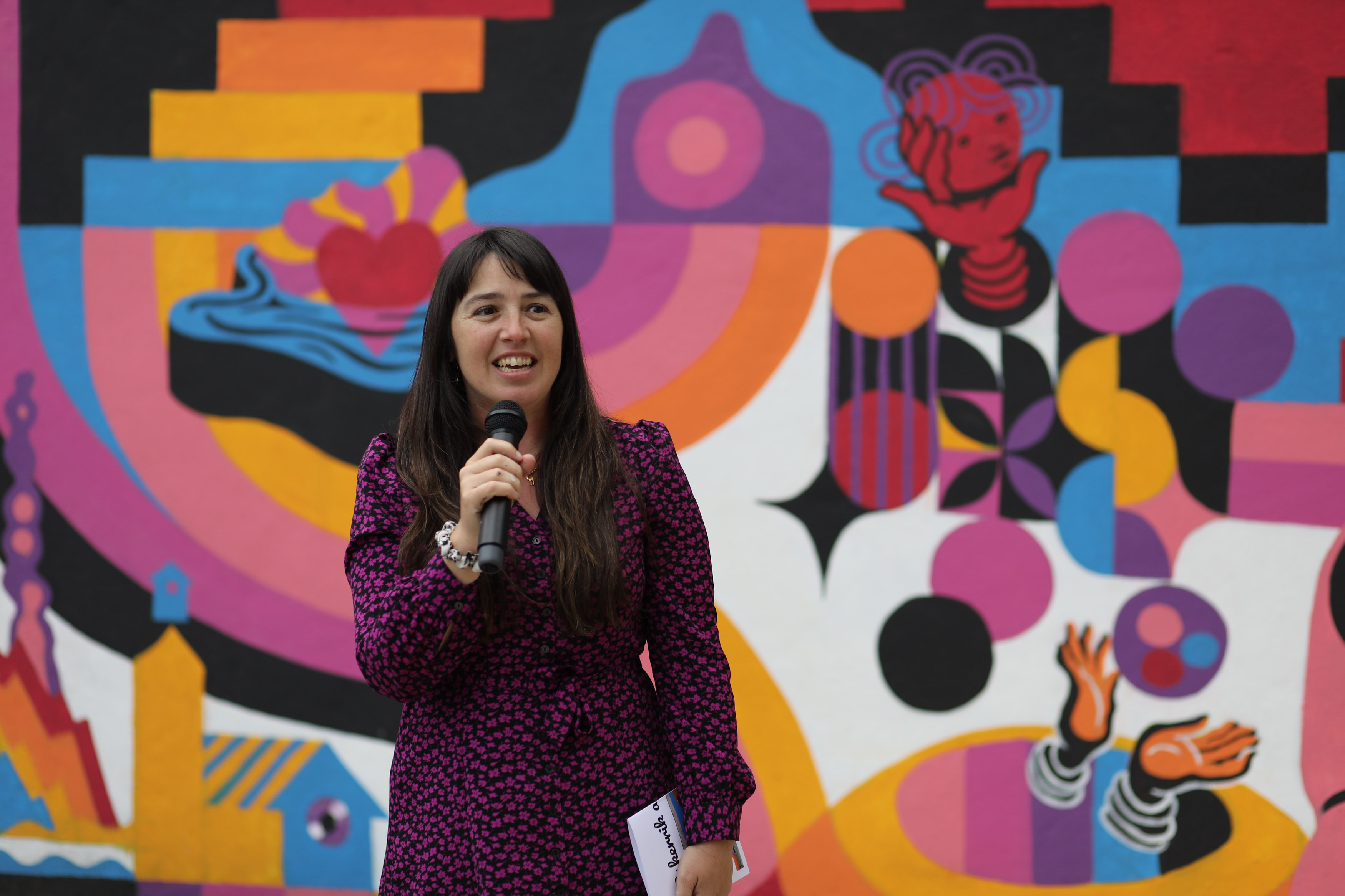 La artista Leire Urbeltz en la presentación del mural. 