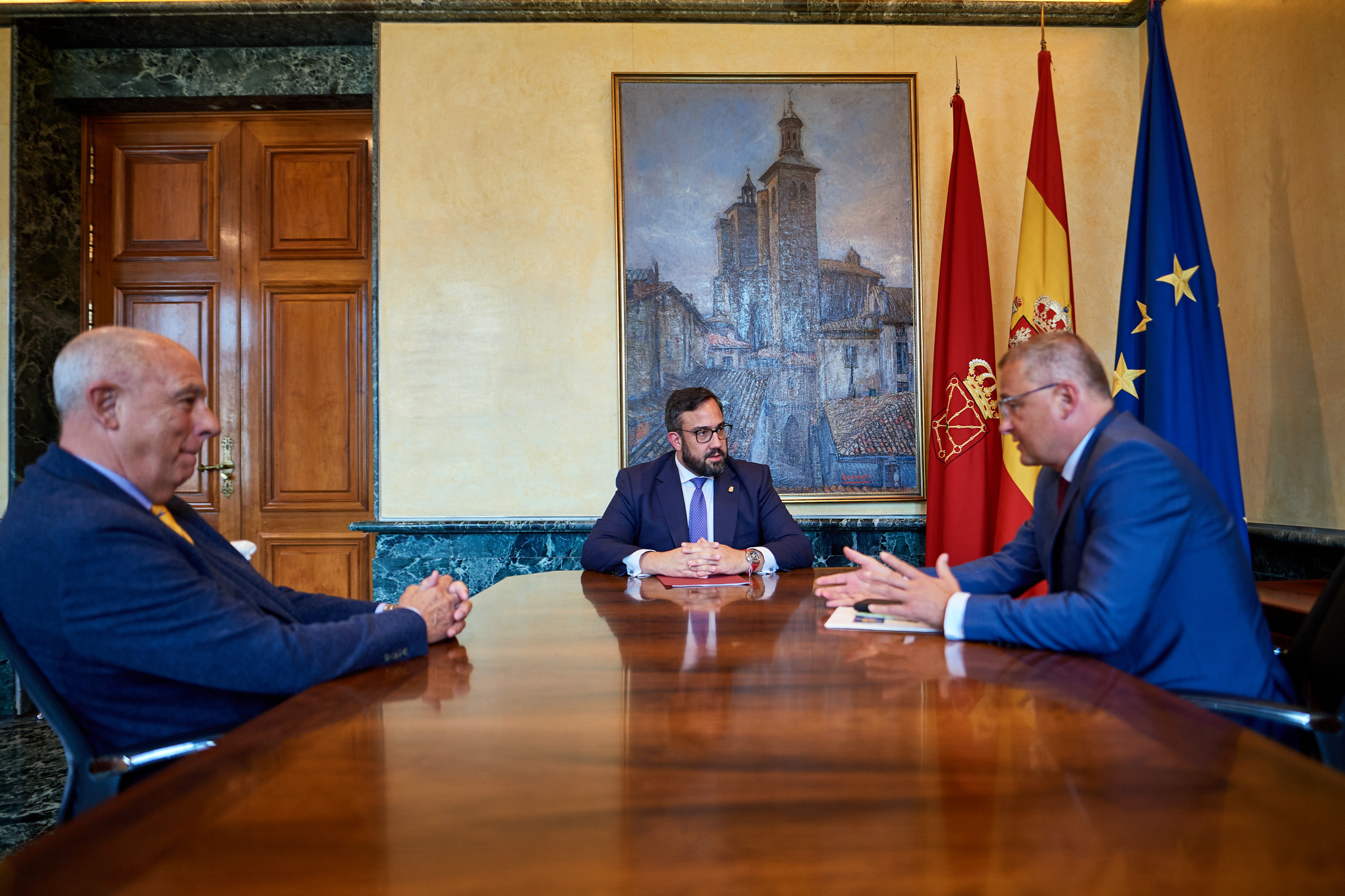 Momento del encuentro que han mantenido ambos representantes en el Palacio de Navarra. 