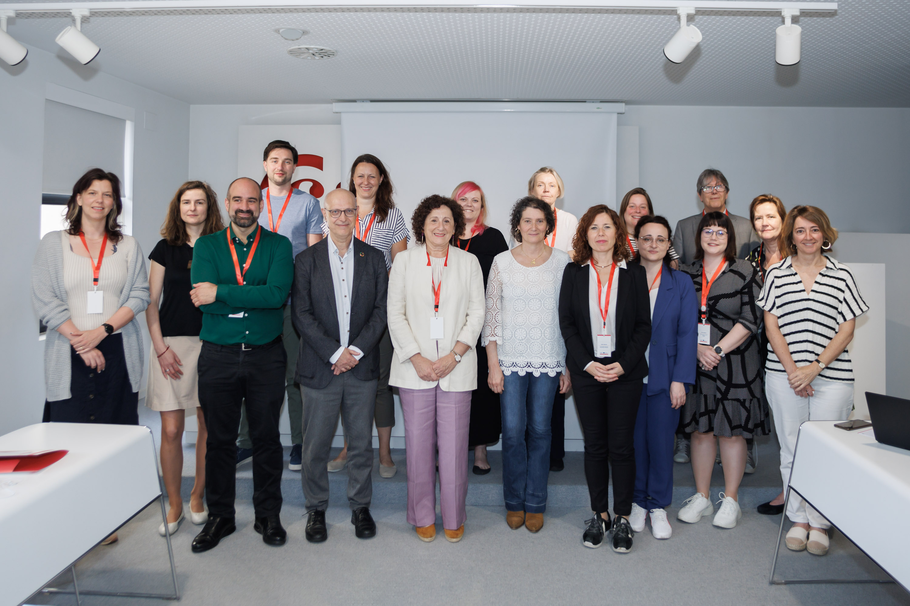 Foto de grupo de la consejera Maeztu con representantes de las 5 regiones 
europeas participantes en el encuentro.