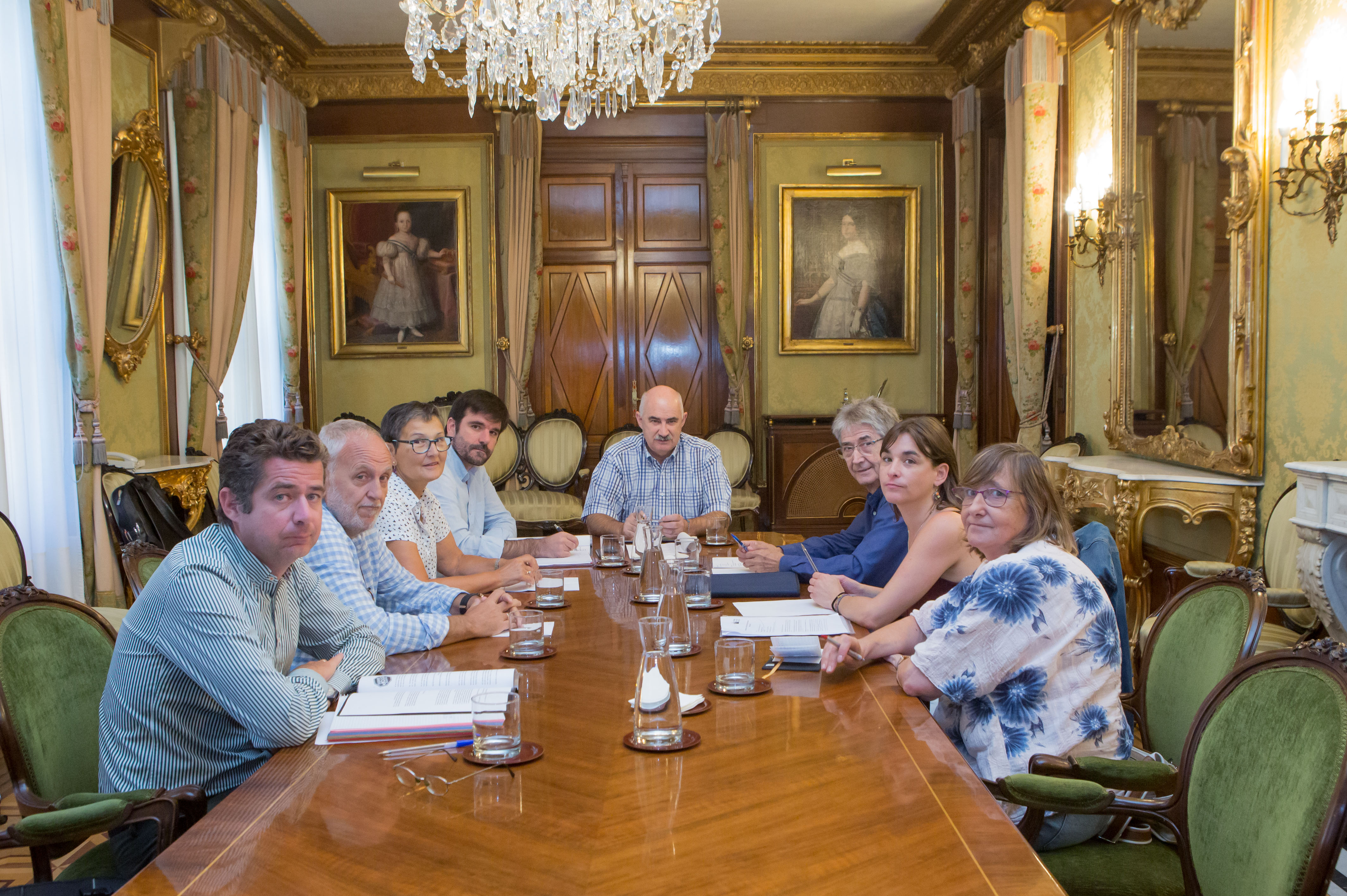 Autoridades del Gobierno de Navarra y representantes de PAH durante la 
reunión mantenida esta mañana.