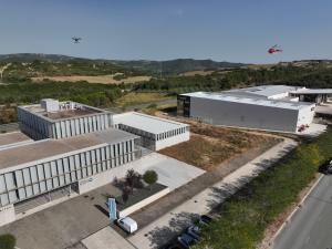 Simulacro, en las cercanías de NAITEC, del vuelo de un dron y un helicóptero. 