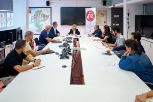 La consejera de Interior, Función Pública y Justicia, Amparo López, junto al director de Interior, Salvador Diéz, en la reunión mantenida en las instalaciones de SOS Navarra. 