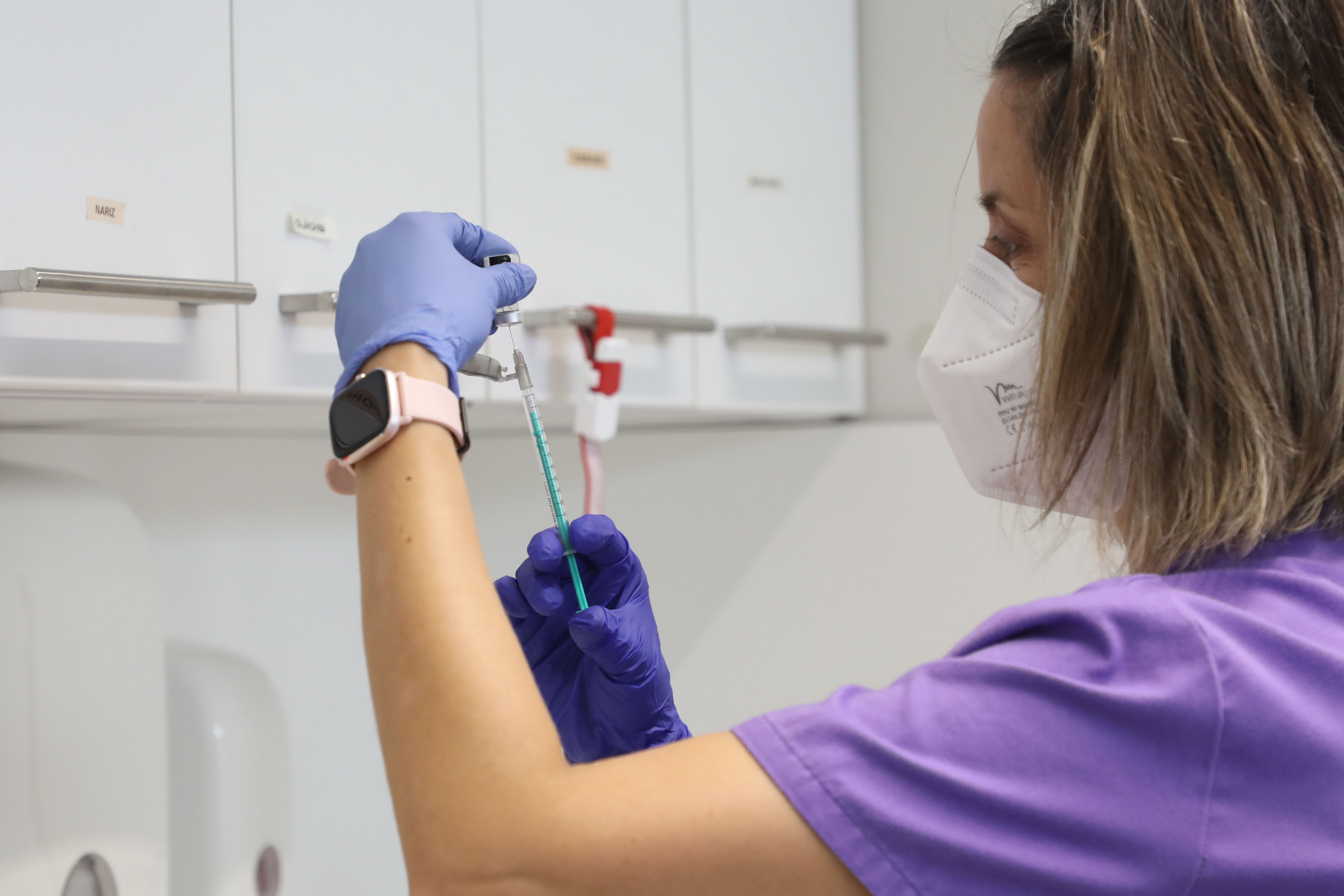 Una enfermera prepara una dosis de vacunación. 