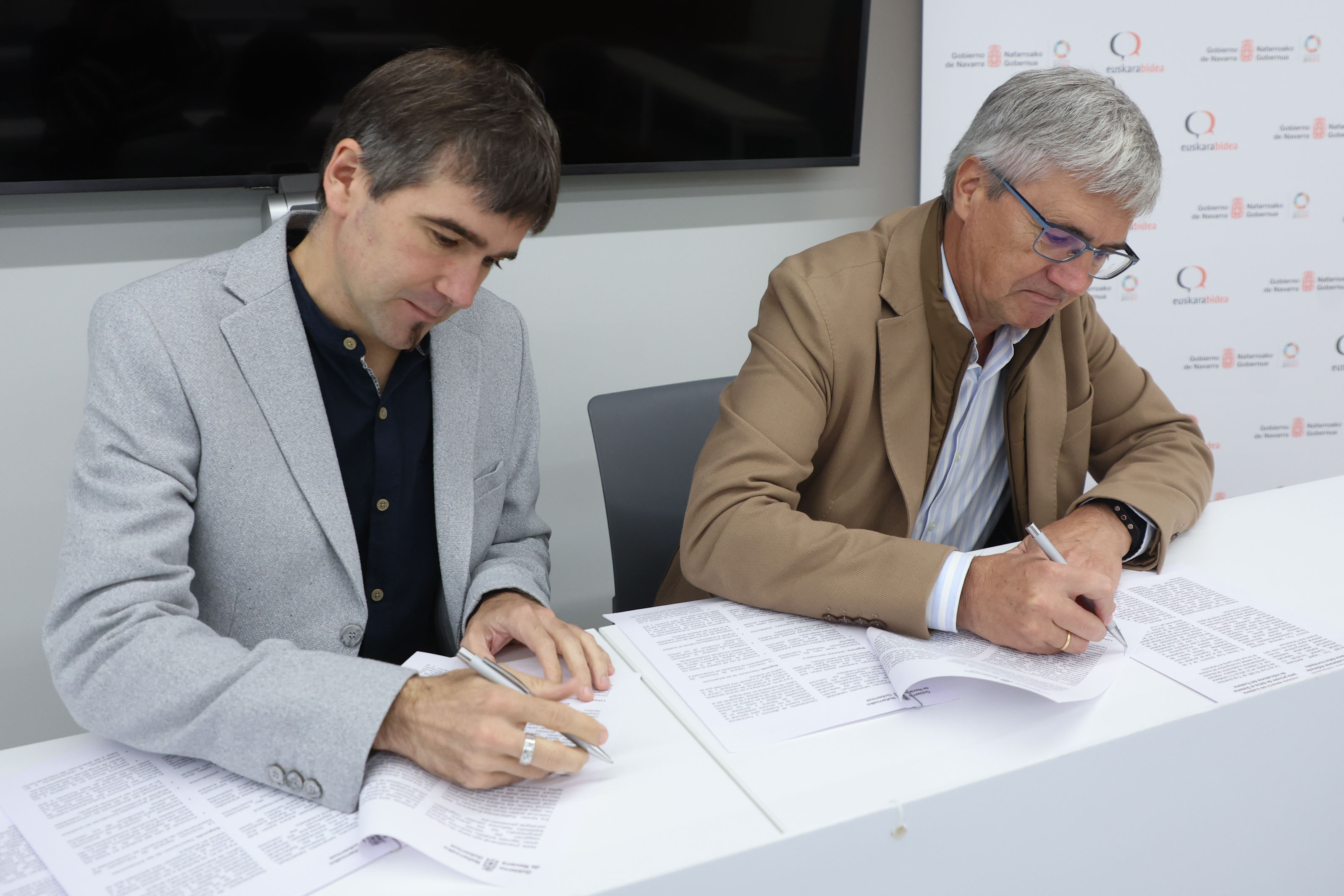 El director gerente de Euskarabidea, Javier Arakama, y el director general 
de Educación, Gil Sevillano, en la firma del convenio. 