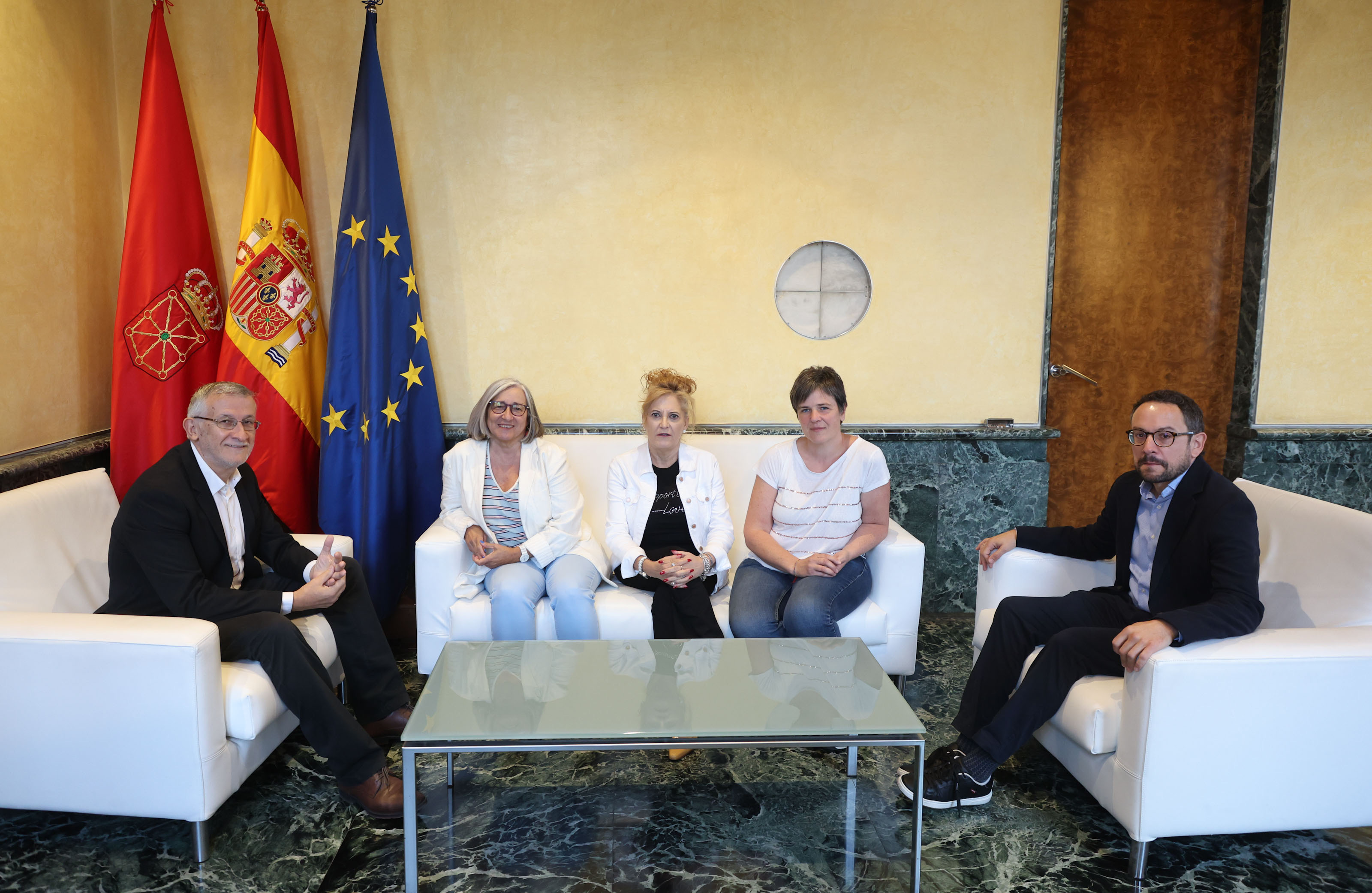 De izquierda a derecha, el vicepresidente primero Félix Taberna; la 
presidenta del CERMIN, Mariluz Sanz; Pilar Herrero, miembro de la junta de 
la entidad; Carmen Burgui, su directora técnica; y el director general de 
Presidencia, Gobierno Abierto y Relaciones con el Parlamento de Navarra, 
Joseba Asiain. 