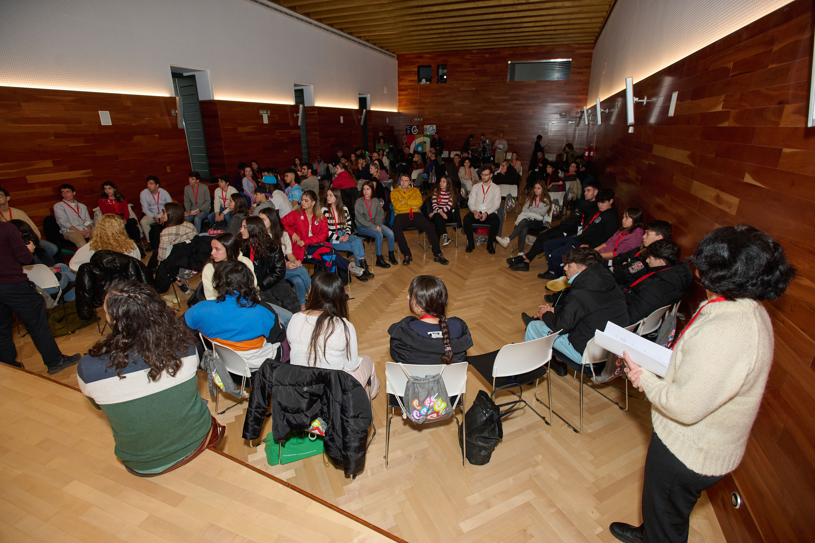 Imagen del artículo Un centenar jóvenes, docentes y personal técnico del Gobierno de Navarra abordan la relación de la juventud con las pantallas