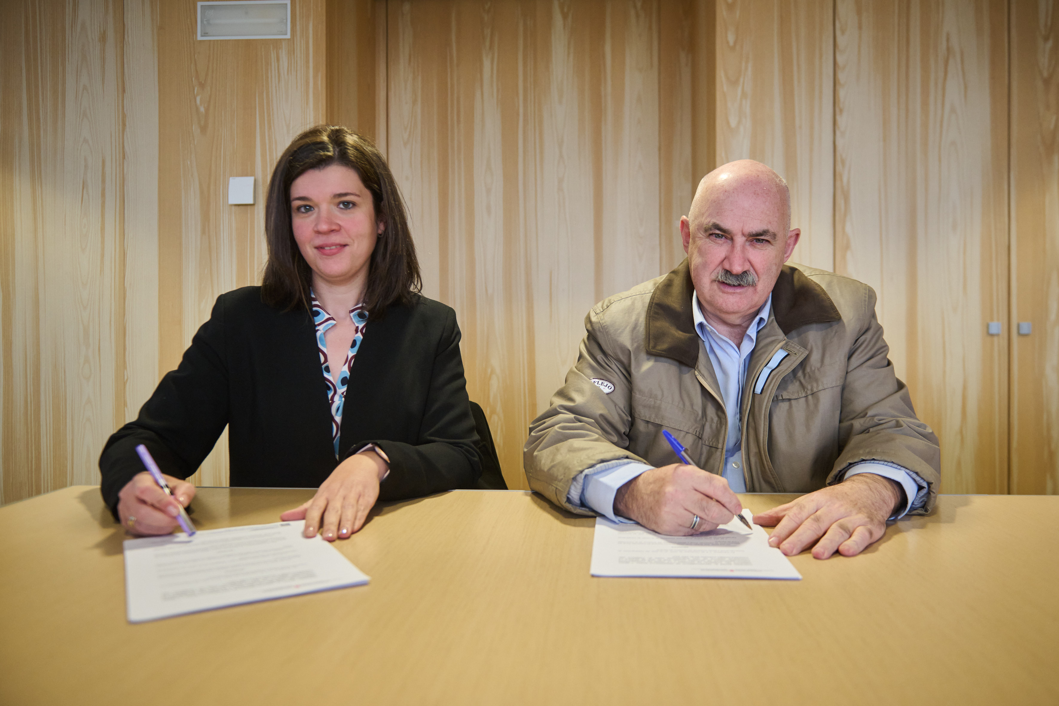 El consejero de Desarrollo Rural, José Mari Aierdi, y la presidenta de 
UCAN, Ester Burgui, en la firma del convenio. 