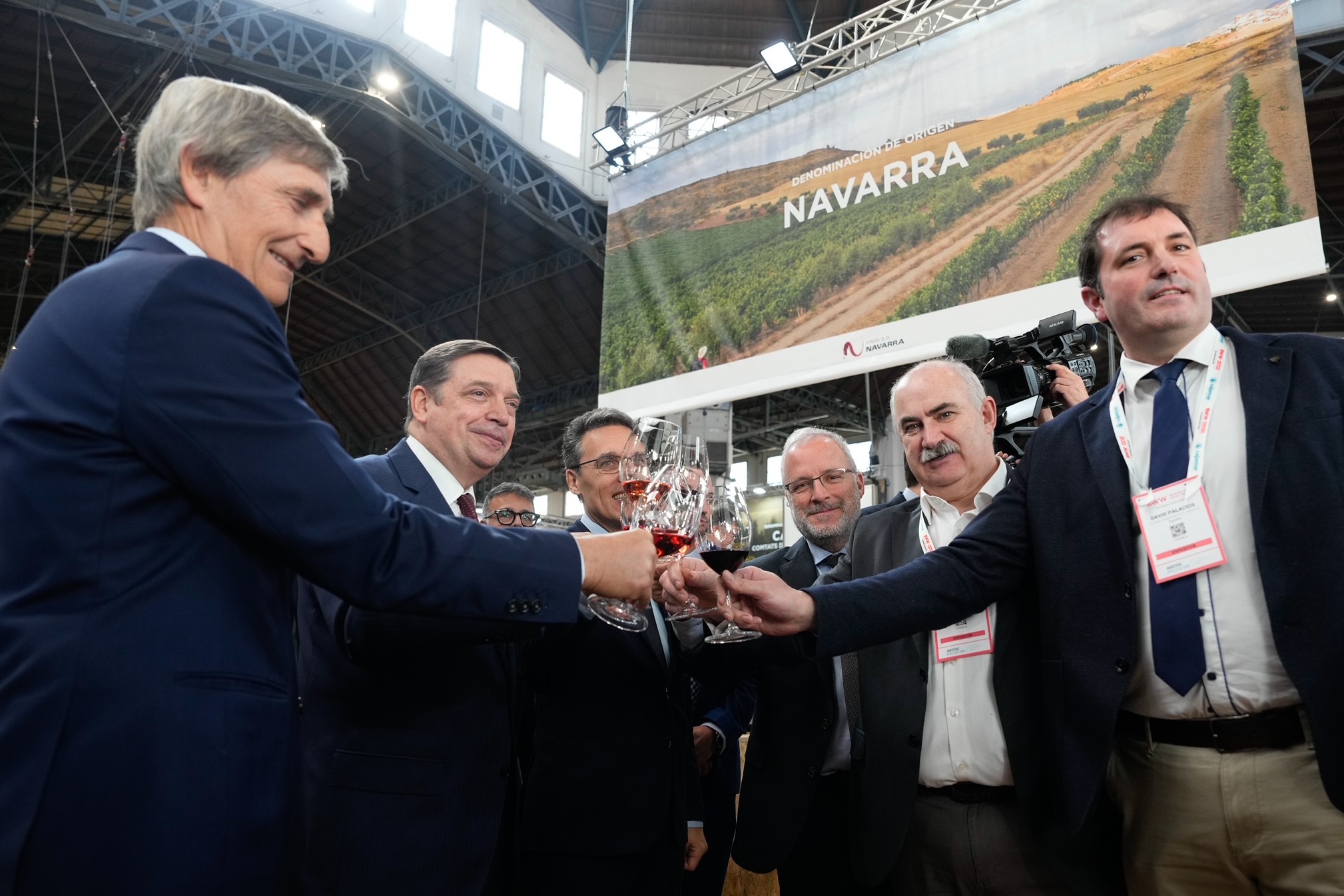El consejero Aierdi brinda con vino navarro con el ministro de Agricultura, Pesca y Alimentación, Luis Planas, y representantes de la DO Navarra. 