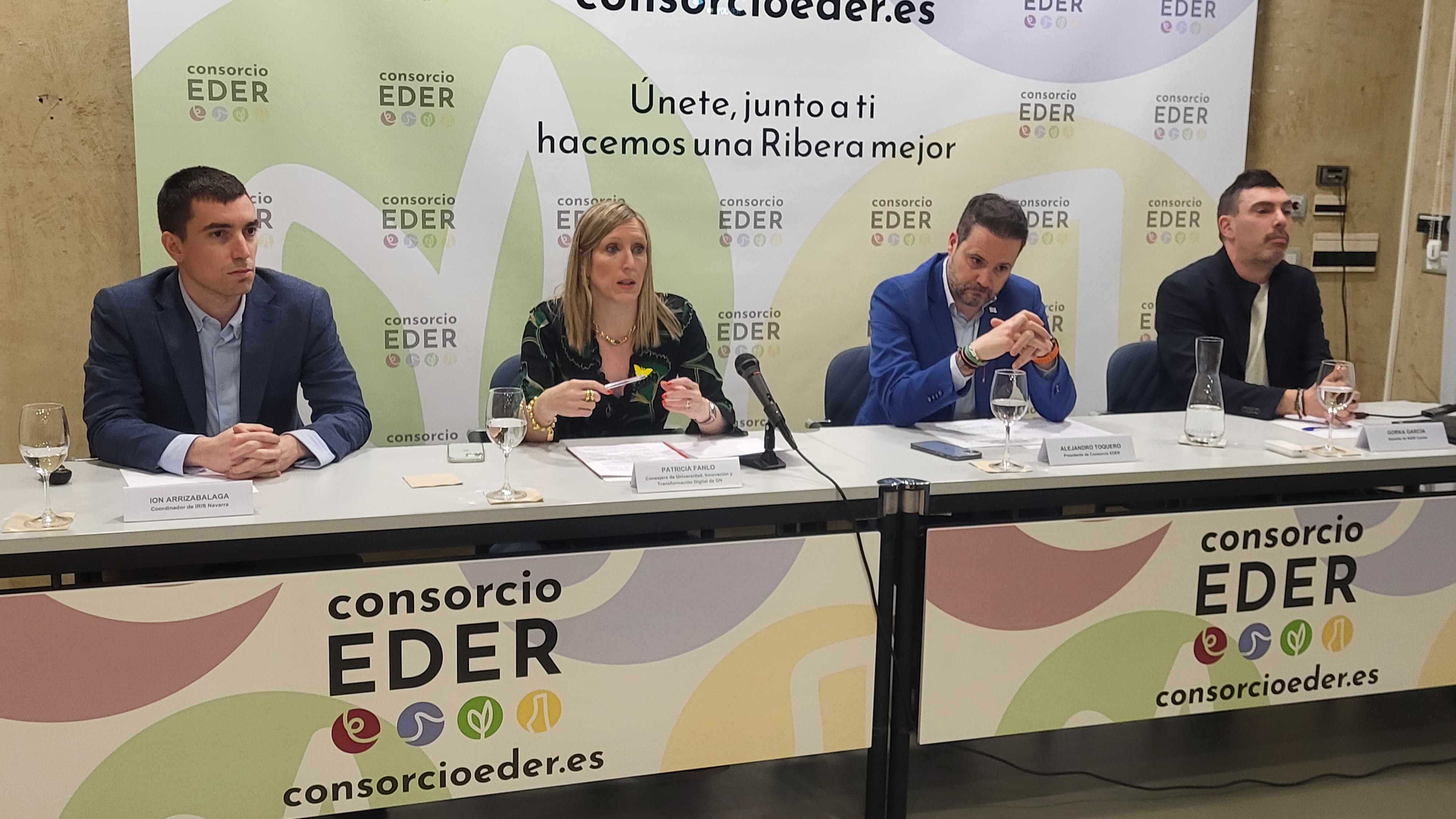 De izda. a dcha.: Ion Arrizabalaga, gerente del Polo; Patricia Fanlo; 
consejera de Universidad, Innovación y Transformación Digital; Alejandro 
Toquero, alcalde de Tudela; y Gorka Garcia, gerente de NAIR Center.