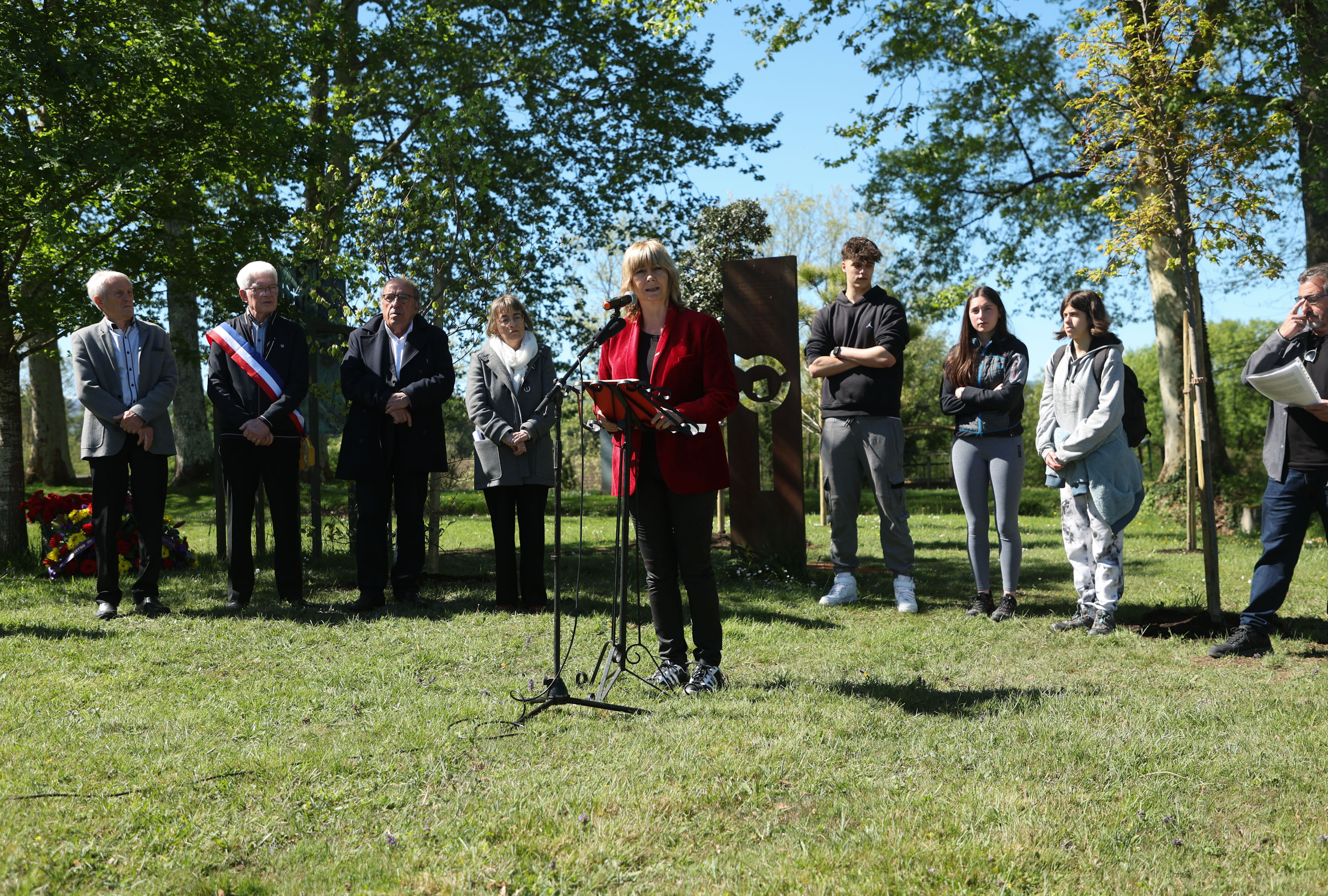 Imagen del artículo Navarra rinde homenaje a las personas internadas en el campo de Gurs en recuerdo a su compromiso con la democracia frente al fascismo 

La vicepresidenta Ollo, junto a familiares, asociaciones, alumnado y autoridades de ambos lados de la frontera, ha presentado un monumento con los nombres del medio millar de navarros y navarras que pasaron por el campo   	 		 		19/04/2024 		    		 			 			 				 						 							camera_alt