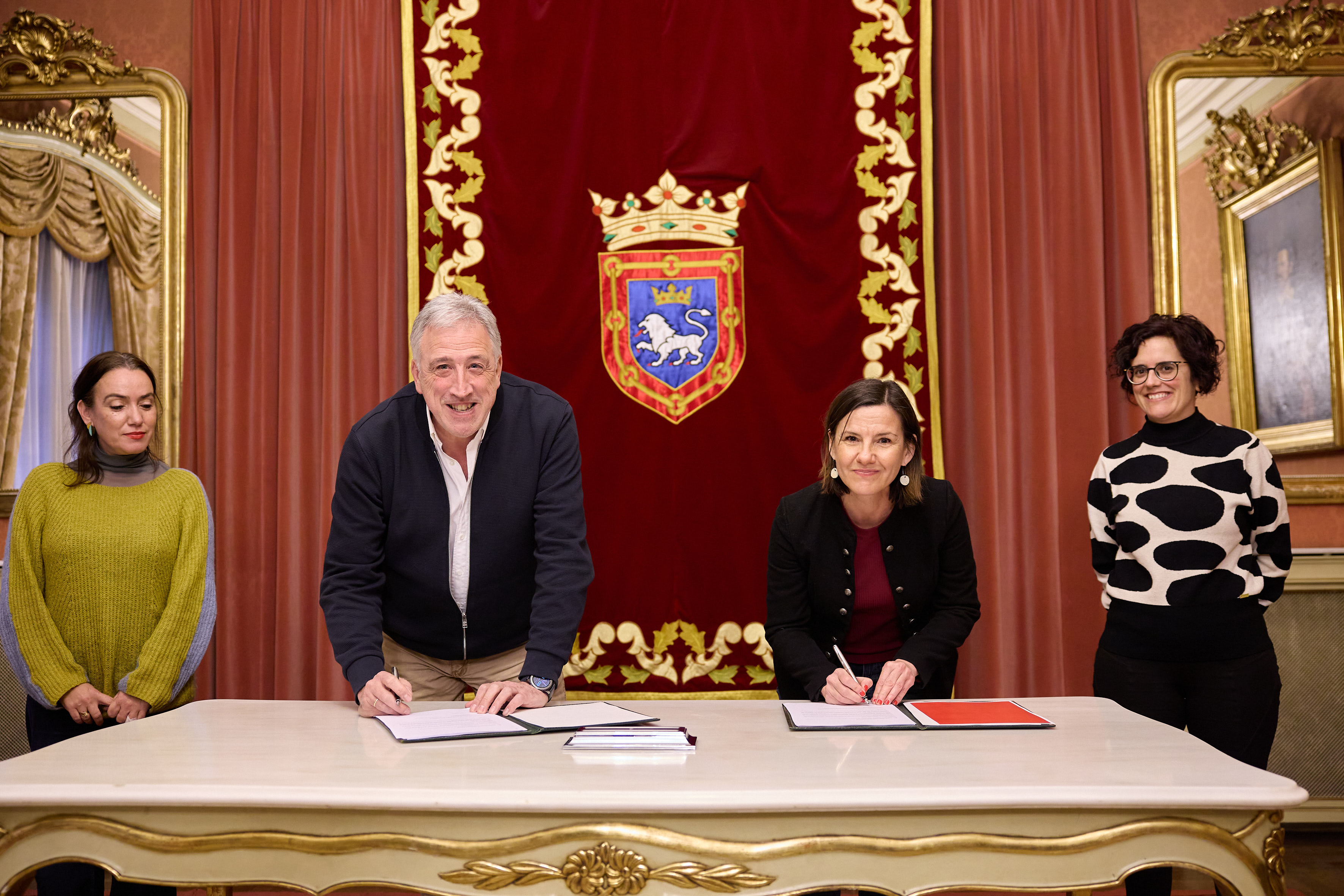 Imagen del artículo El INAI y el Ayuntamiento de Pamplona firman un 'Pacto local por los cuidados' desde el que seguir trabajando por la igualdad real y efectiva entre mujeres y hombres 

El programa del Gobierno de Navarra es un marco de trabajo diseñado para fomentar el compromiso de la Comunidad Foral y sus entidades locales con los cuidados, situándolos como dimensión central para la sostenibilidad de la vida   	 		 		23/04/2024 		    		 			 			 				 						 							camera_alt