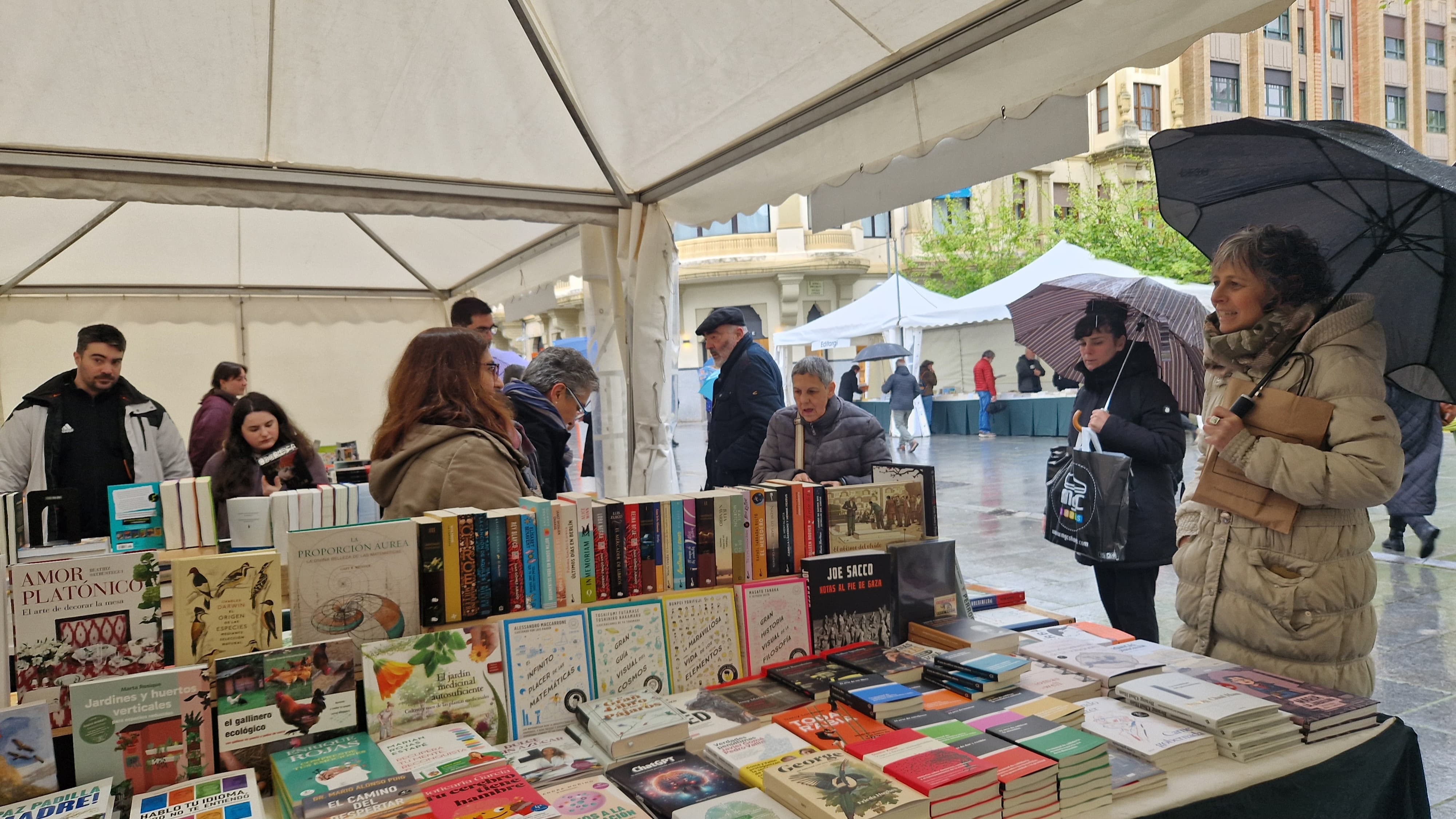 Imagen del artículo Donación de libros y 'bookcrossing' para conmemorar el Día Internacional del Libro 

Cultura se ha unido a los distintos actos organizados para fomentar la lectura y la industria editorial   	 		 		23/04/2024 		    		 			 			 				 						 							camera_alt