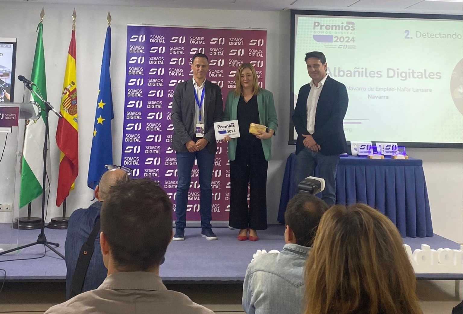 Imagen del artículo El programa 'Albañiles digitales' del Servicio Navarro de Empleo recibe un premio a nivel nacional en Málaga 

La acción formativa innovadora, diseñada junto a la empresa Veridas y que tiene abierta ya su tercera convocatoria, reconvierte a personas de otros ámbitos laborales en programadores informáticos, con una inserción laboral del 60%   	 		 		28/04/2024 		    		 			 			 				 						 							camera_alt  						 							 						 							videocam