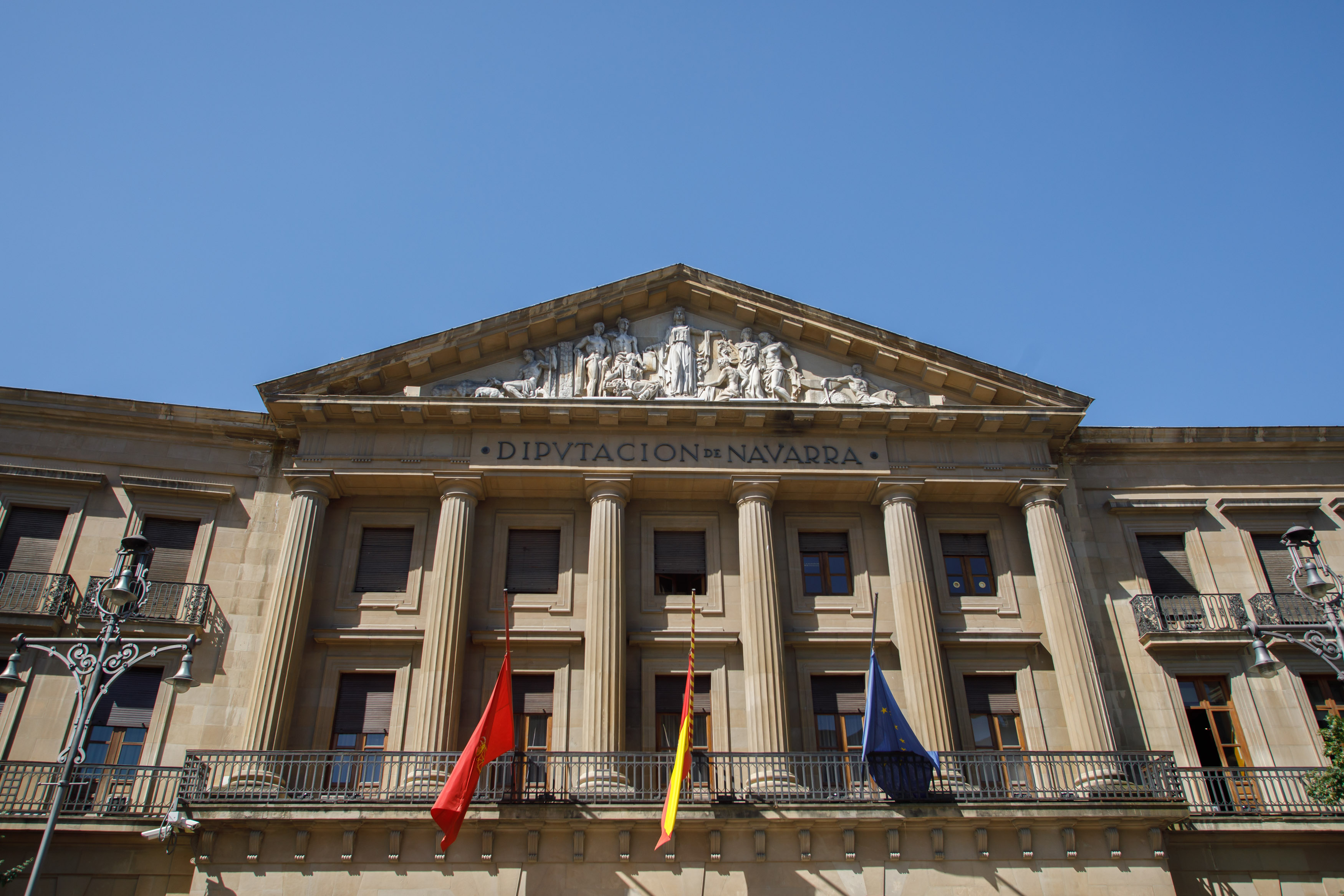 Imagen del artículo El vicepresidente Taberna destaca el compromiso del Gobierno de Navarra con la regeneración democrática para recuperar la confianza ciudadana en las instituciones 

La Presidenta de Navarra solicita al Presidente del Parlamento trabajar conjuntamente para avanzar en el fortalecimiento democrático e institucional   	 		 		30/04/2024 		    		 			 			 				 						 							camera_alt