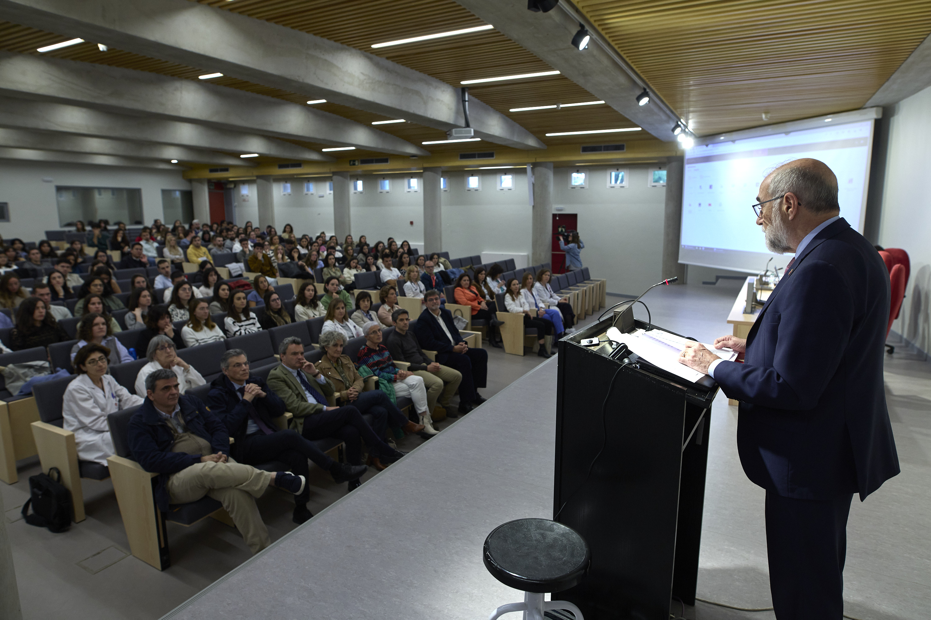 Imagen del artículo Navarra recibe a los más de 180 residentes que han elegido la Comunidad Foral para realizar su formación sanitaria especializada 

La mayor parte de los residentes de Medicina, Enfermería, Psicología, Farmacia, Biología, Química y Física han comenzado hoy su residencia con las jornadas de bienvenida y formación   	 		 		07/05/2024 		    		 			 			 				 						 							camera_alt