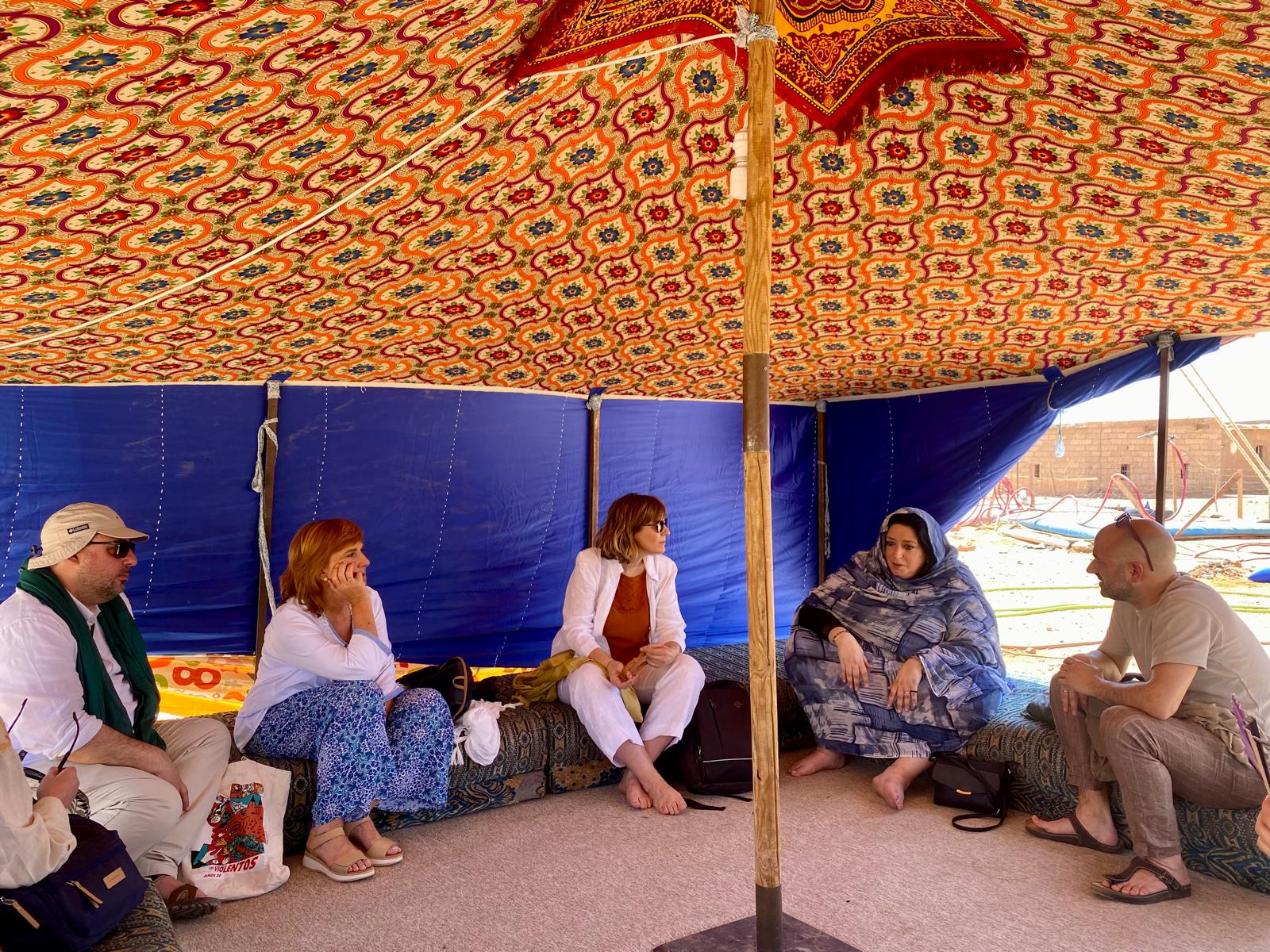 Imagen del artículo Una delegación institucional navarra visita los campos de refugiados saharauis de Argelia 

Han visitado distintos proyectos de cooperación y se han reunido con representantes saharauis y organizaciones humanitarias   	 		 		08/05/2024 		    		 			 			 				 						 							camera_alt