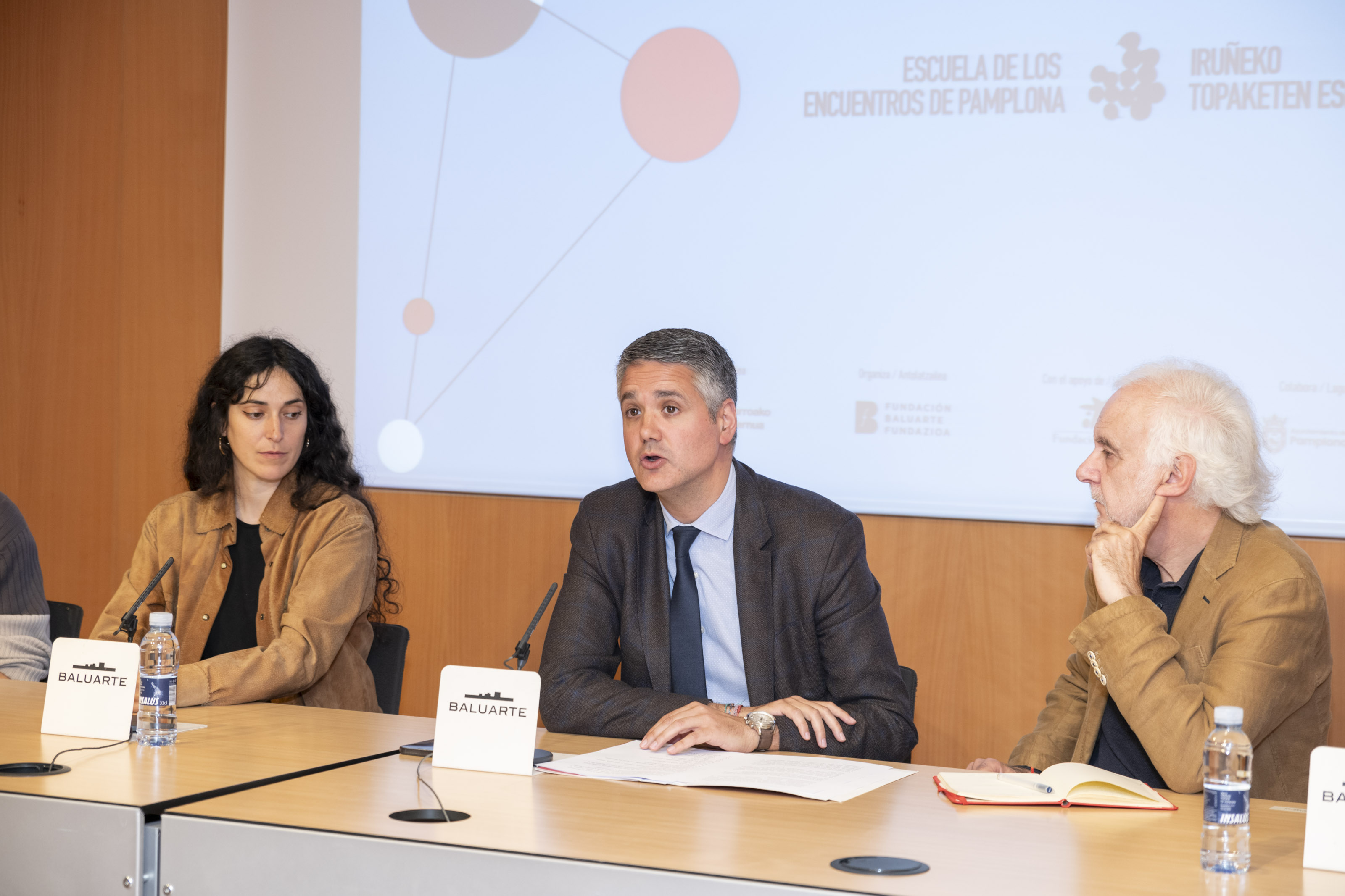 Imagen del artículo Nace la 'Escuela de los Encuentros/Topaketen Eskola', espacio para la reflexión del alumnado de centros navarros a través del arte 

14 centros docentes de Navarra y 6 artistas toman parte en esta iniciativa que está desarrollando talleres de creación para la reflexión compartida en conexión con los diferentes itinerarios de la bienal Encuentros de Pamplona/ Iruñako Topaketak 2024   	 		 		13/05/2024 		    		 			 			 				 						 							camera_alt