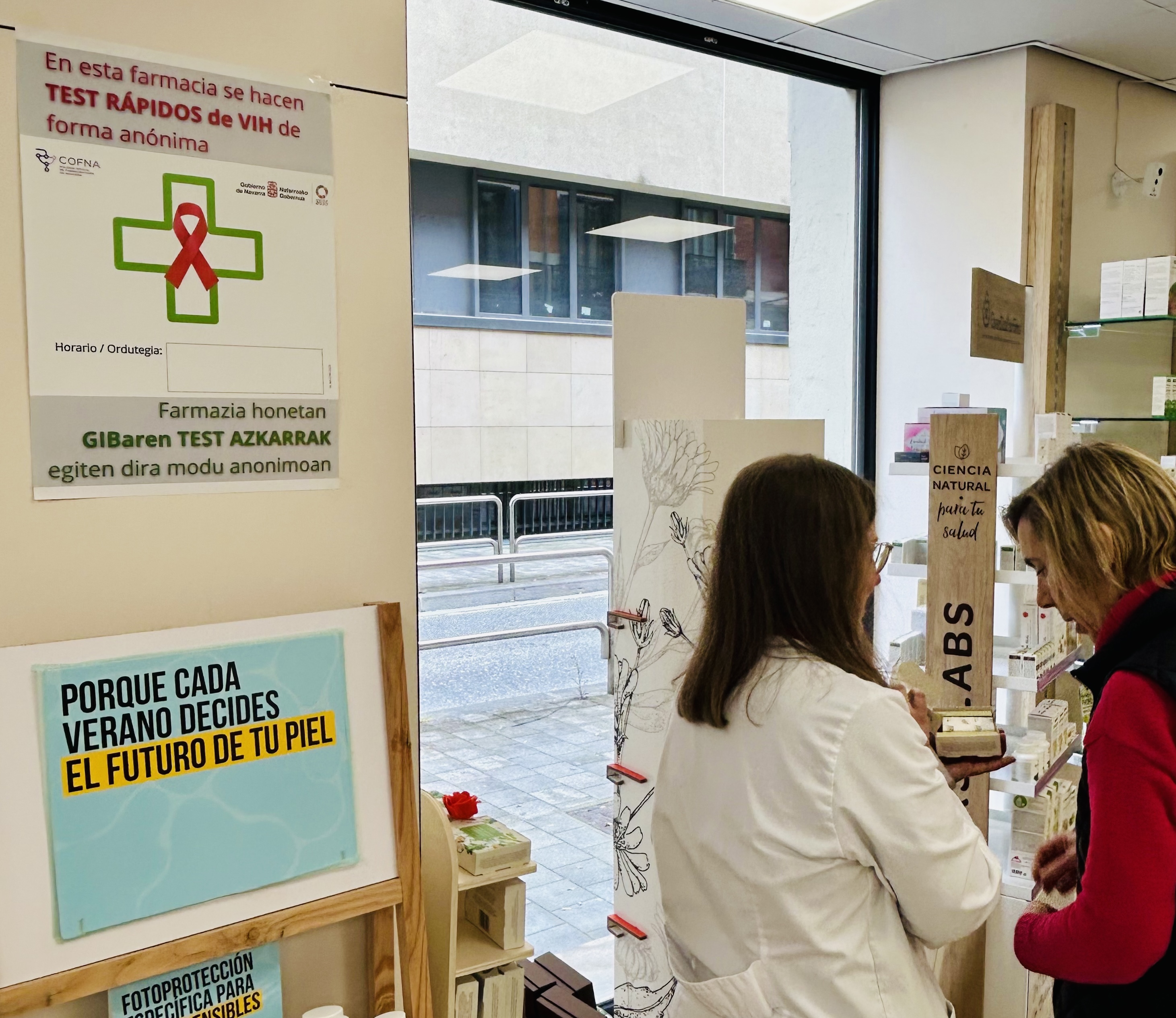 Imagen del artículo Salud y el Colegio de Farmacéuticos extienden el programa de detección precoz de VIH a 50 farmacias de Navarra 

La iniciativa fomenta el diagnóstico precoz de esta enfermedad para aquellas personas que sospechen haber mantenido relaciones de riesgo   	 		 		17/05/2024 		    		 			 			 				 						 							camera_alt