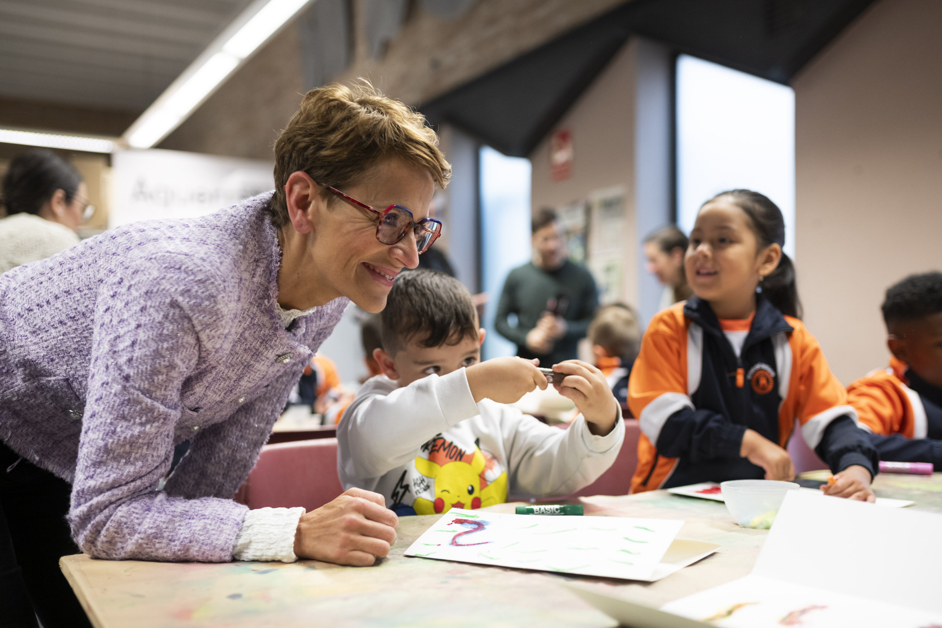 Imagen del artículo La Presidenta defiende la importancia del arte para alimentar el espíritu crítico, necesario para sobrevivir en una sociedad tan compleja 

Visita un taller escolar en el Museo de Navarra con motivo de la celebración del Día de los Museos   	 		 		17/05/2024 		    		 			 			 				 						 							camera_alt