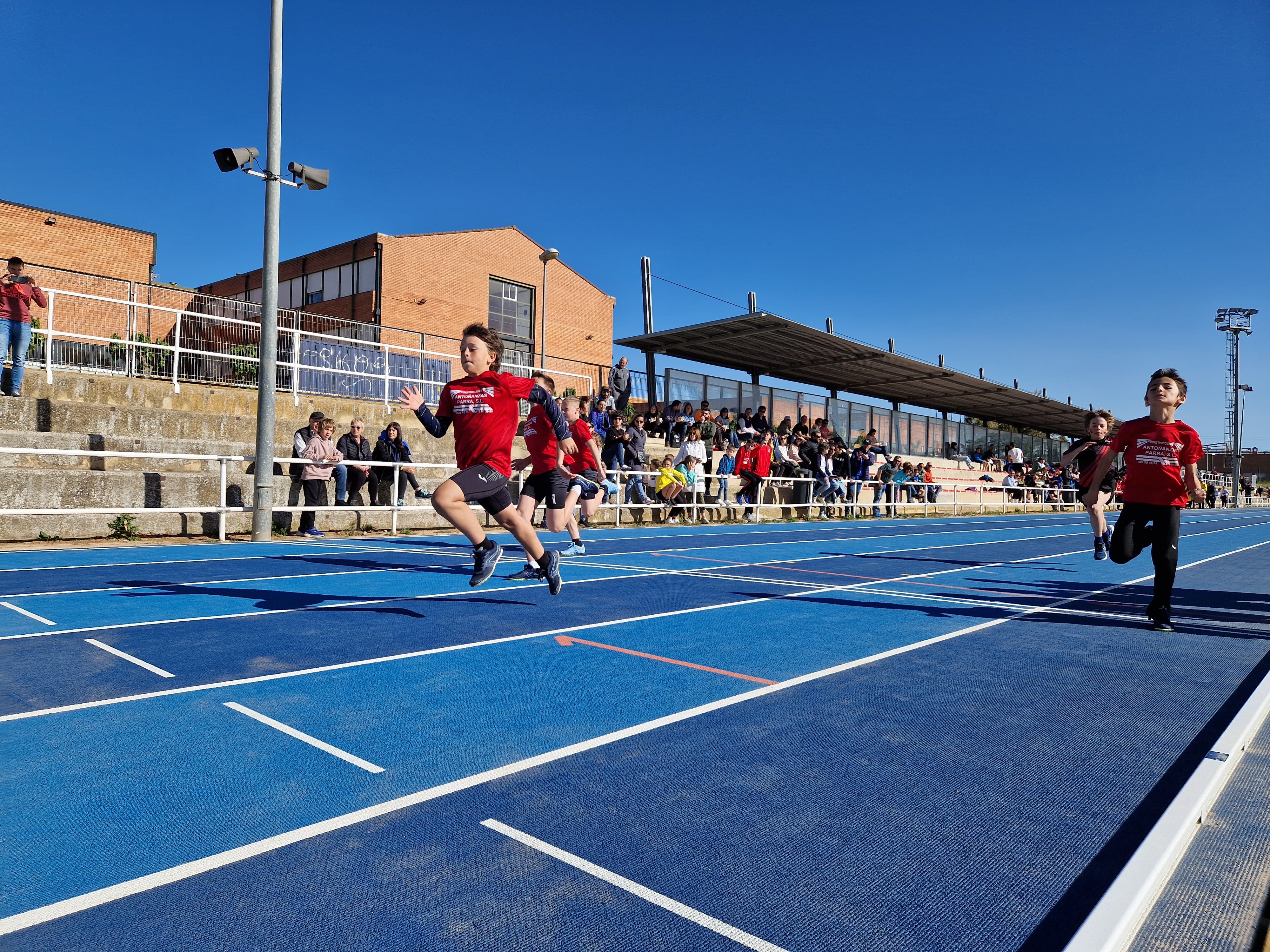 Imagen del artículo Deporte financiará con hasta un millón de euros la reforma de instalaciones deportivas por las entidades locales 

Para la concesión de las ayudas, se tendrán en cuenta aspectos relacionados con la población o la mejora en la accesibilidad y la eficiencia energética de las instalaciones   	 		 		29/05/2024 		    		 			 			 				 						 							camera_alt