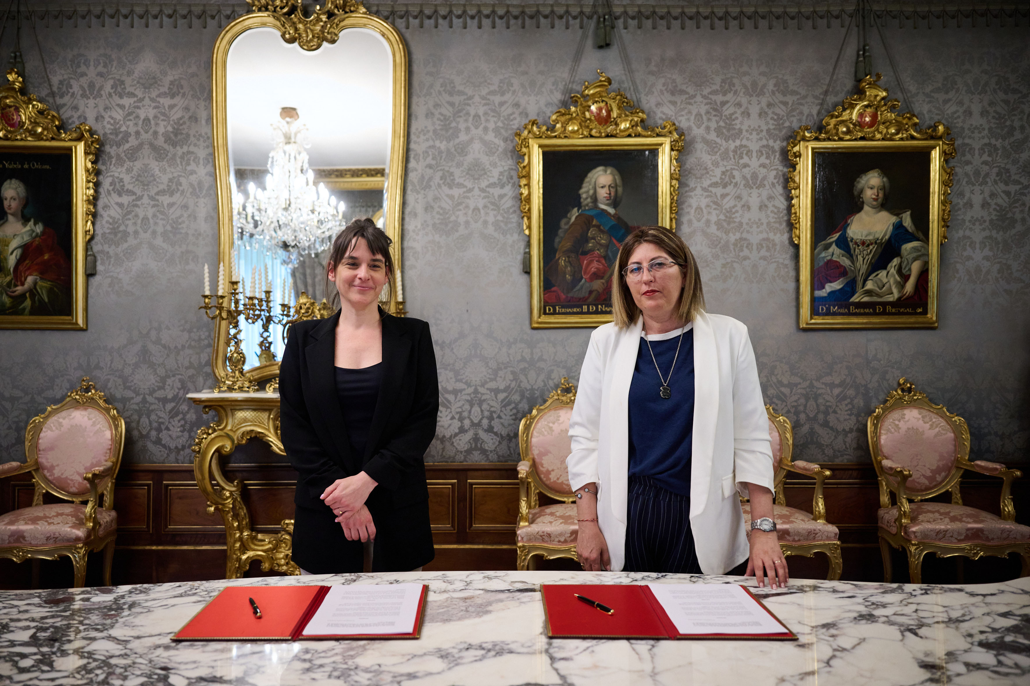 La vicepresidenta Alfaro con la presidenta de la Mancomunidad de Servicios 
Sociales de Base de Cintruénigo y Fitero, Ana Isabel Lacarra