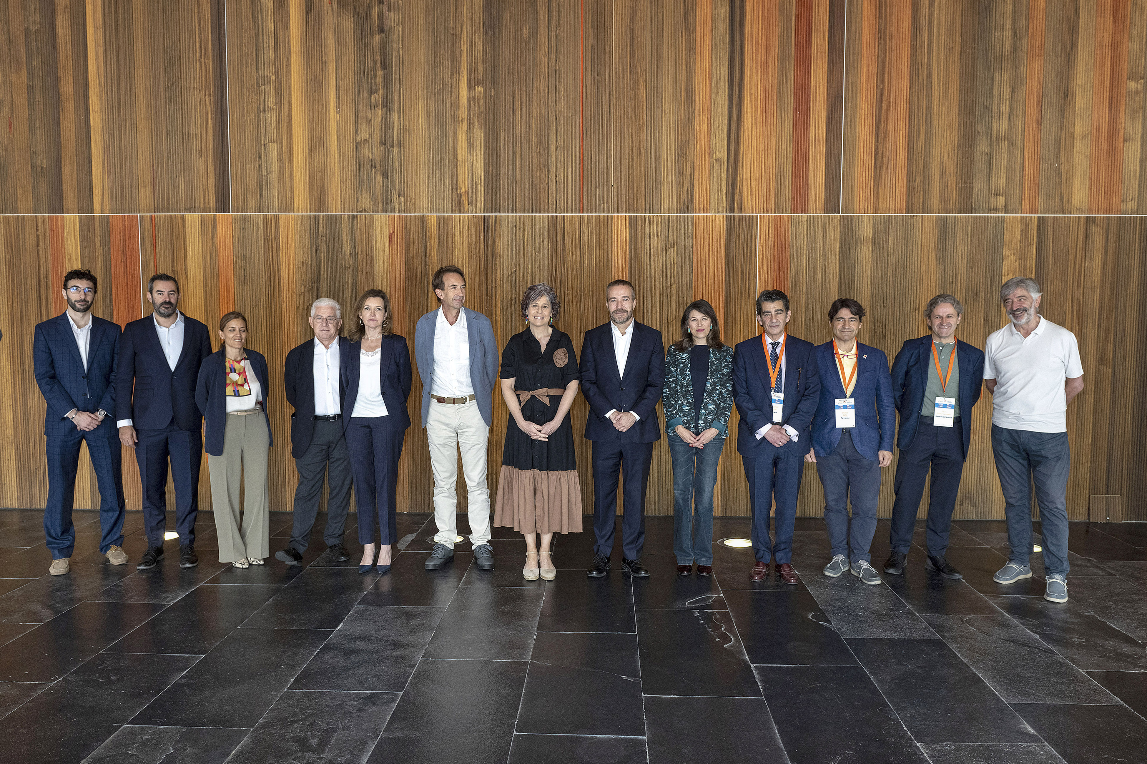 imagen La consejera Esnaola y el director general de Turespaña, Miguel Sanz, con la directora general de Turismo, Ana Rivas, y participantes y ponentes de la jornada