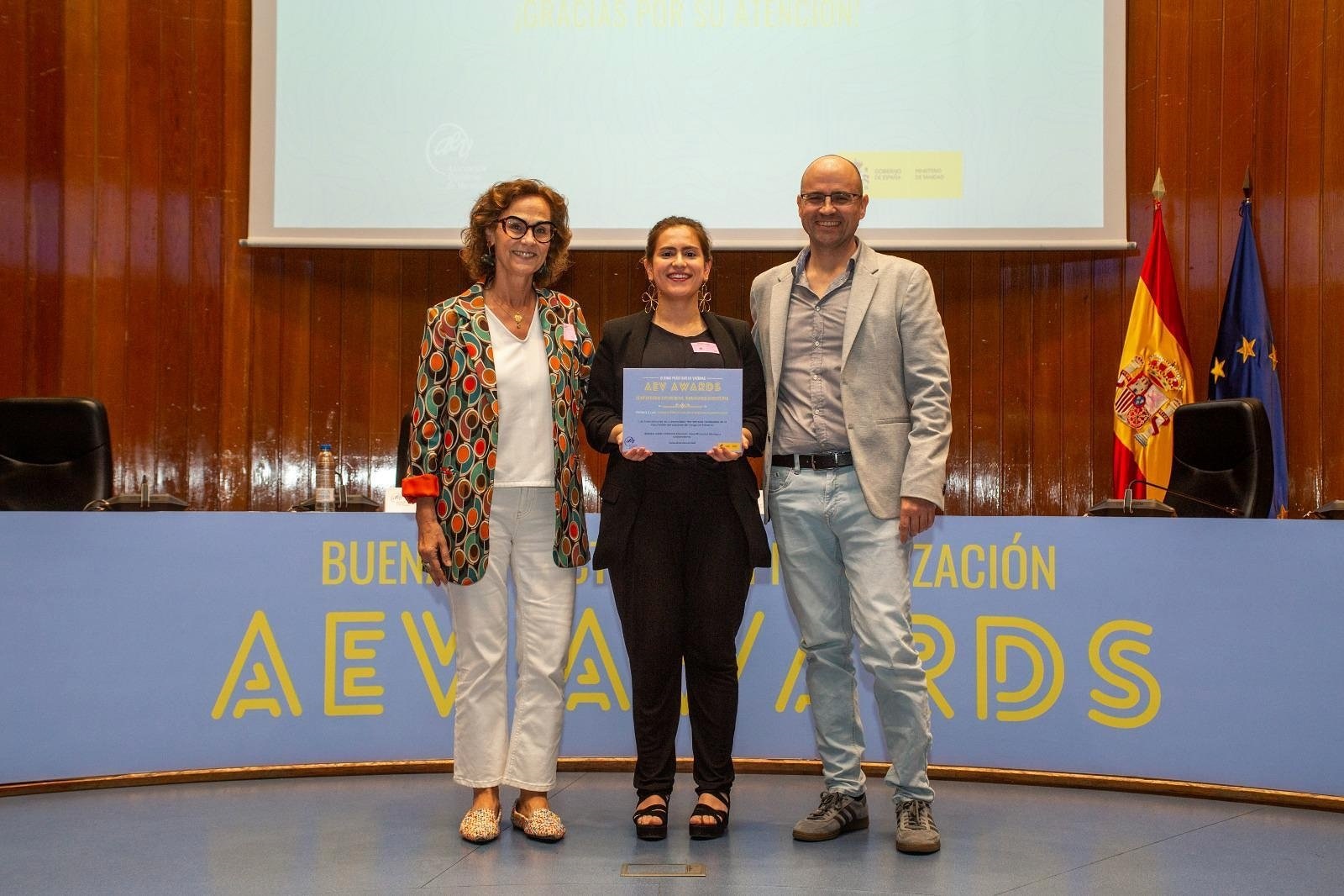 imagen La jefa del servicio de Medicina Preventiva del HUN, Judith Chamorro, y la residente Sara Marquínez recogen el premio otorgado por la Asociación Española de Vacunología.