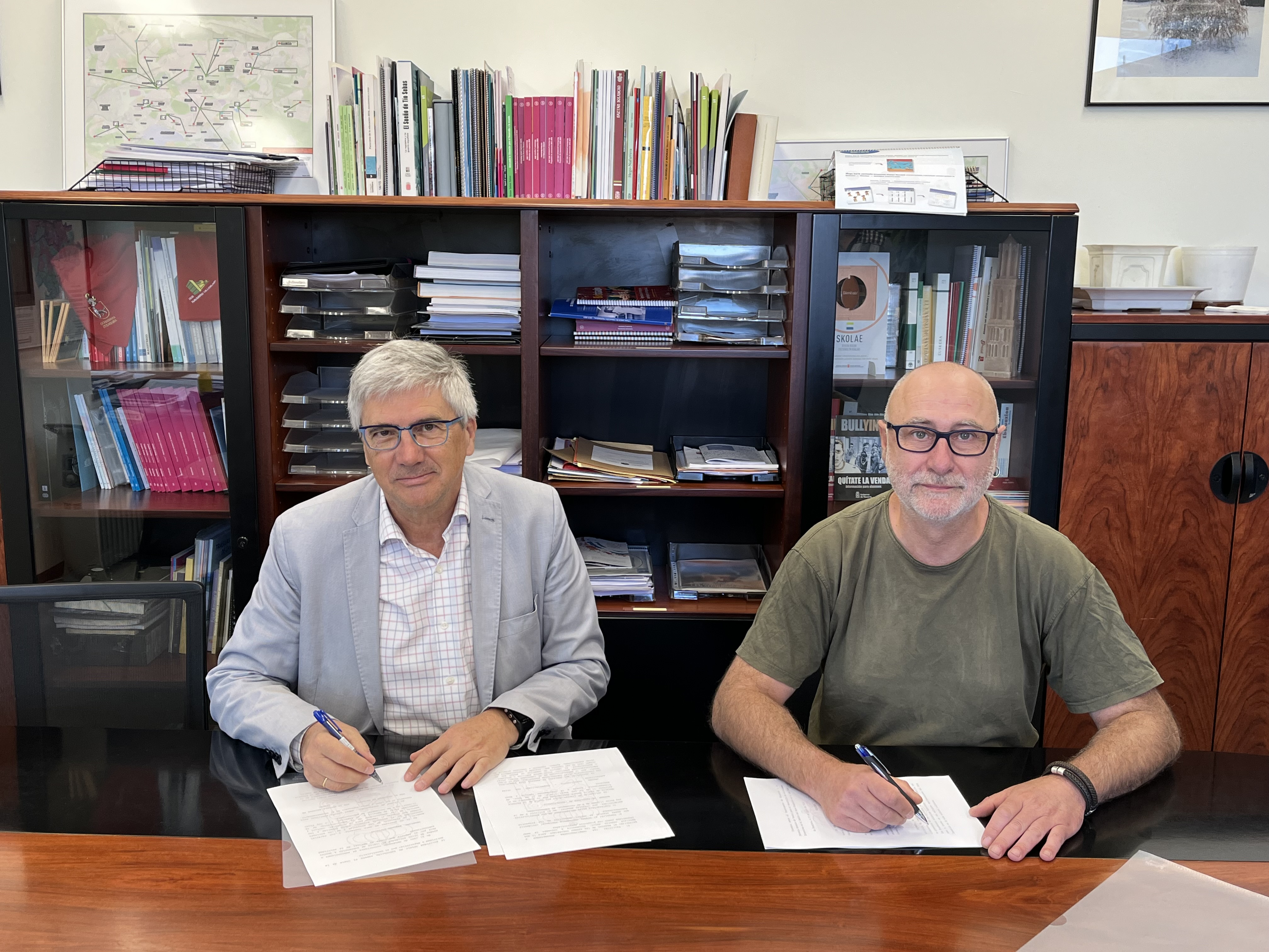 El director general de Educación, Gil Sevillano, firma el convenio con 
Ramón Vidal, por parte de la Escuela Navarra de Teatro