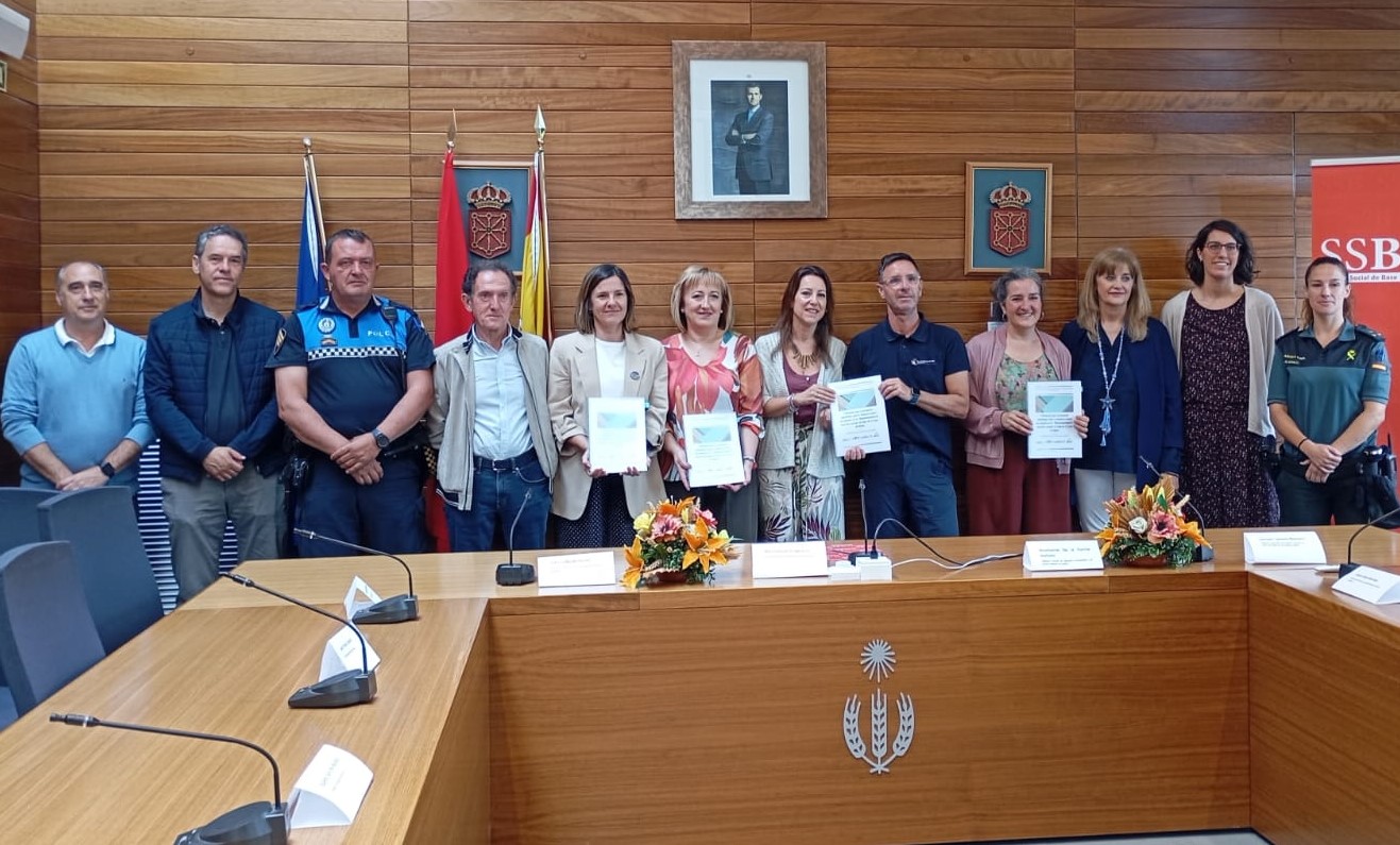 Imagen del artículo El Gobierno de Navarra y la Mancomunidad de Servicios Sociales de Noáin firman un protocolo para coordinar la actuación en el ámbito local ante la violencia contra las mujeres 

Ya son 22 las entidades locales que han suscrito este acuerdo cuyo objetivo último es atender de forma integral a las mujeres supervivientes de la violencia   	 		 		16/07/2024 		    		 			 			 				 						 							camera_alt