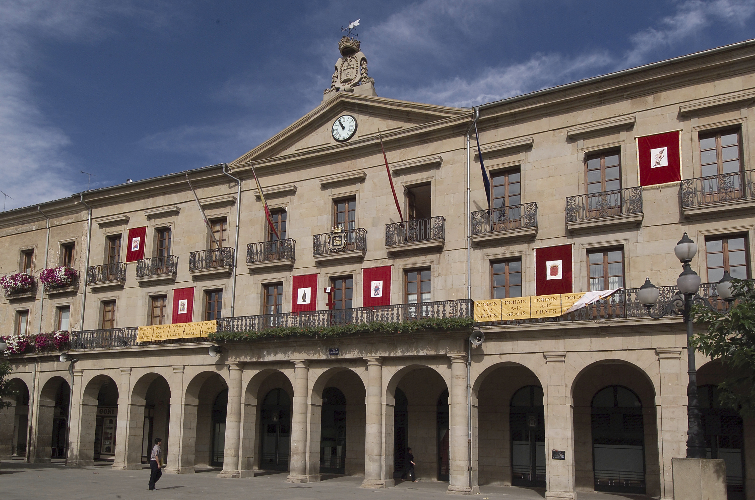 Imagen del artículo Cohesión Territorial establece el reparto de 300 millones para financiar a los municipios y concejos de Navarra, la cifra más alta hasta la fecha 

Se trata de la distribución del Fondo de Transferencias Corrientes que garantiza que las entidades locales puedan prestar servicios de calidad a la ciudadanía   	 		 		14/08/2024 		    		 			 			 				 						 							camera_alt