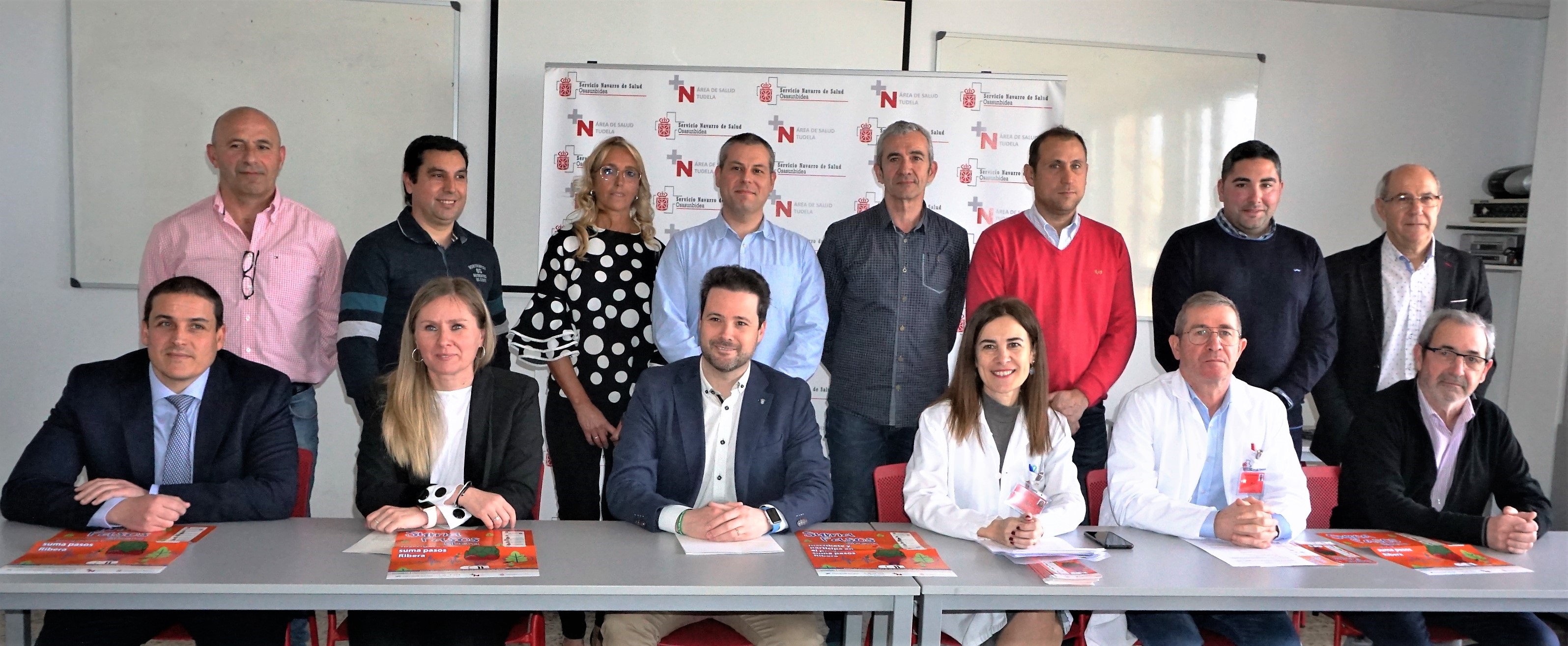 Responsables del Área de Salud de Tudela y alcaldes de los diez nuevos 
municipios adheridos al programa ‘Suma Pasos Ribera’, en la presentación de 
hoy.