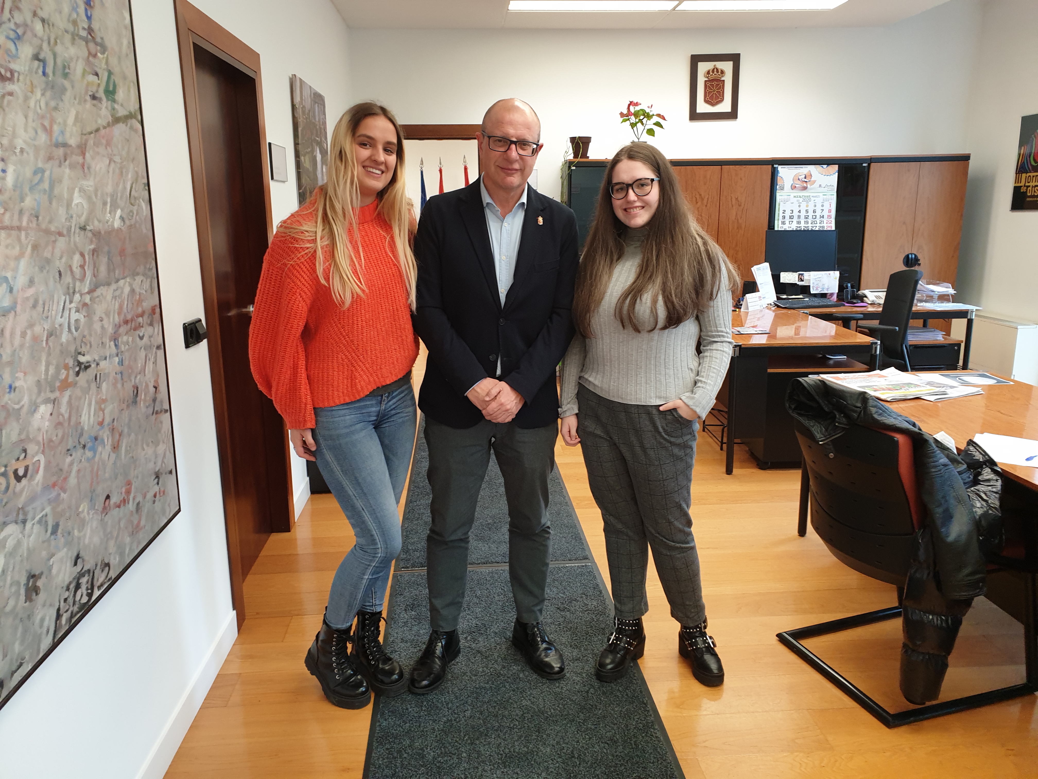 El consejero Gimeno con Iruña Erro y Naia Lizaso.