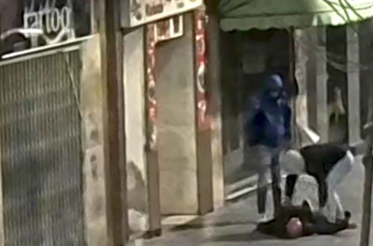 Momento del robo tras dejar inconsciente a la víctima