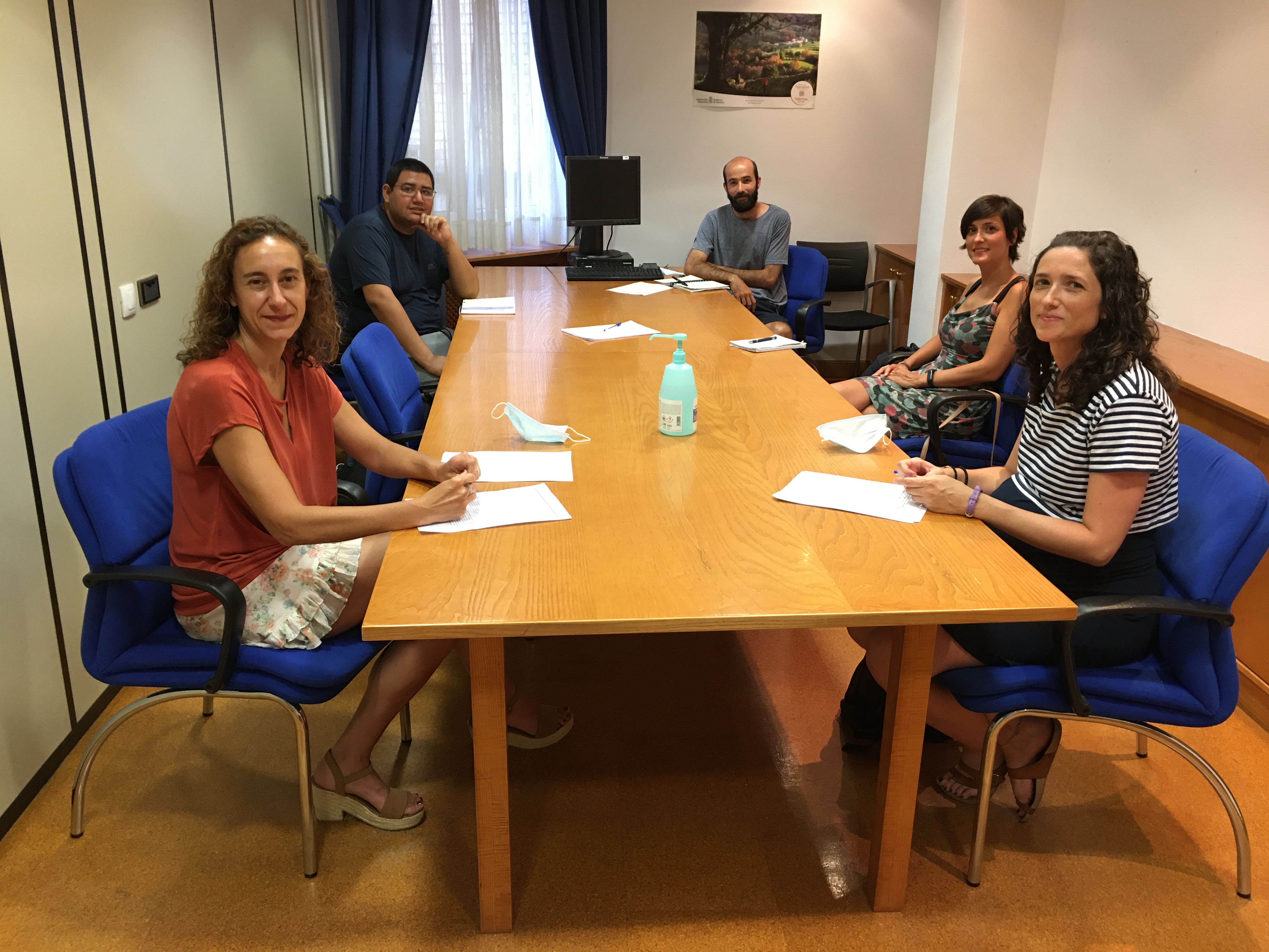 La directora general de Políticas Migratorias, Patricia Ruiz de 
Irizar; Miriam Irisarri, por parte de SOS Racismo y personal del 
departamento.