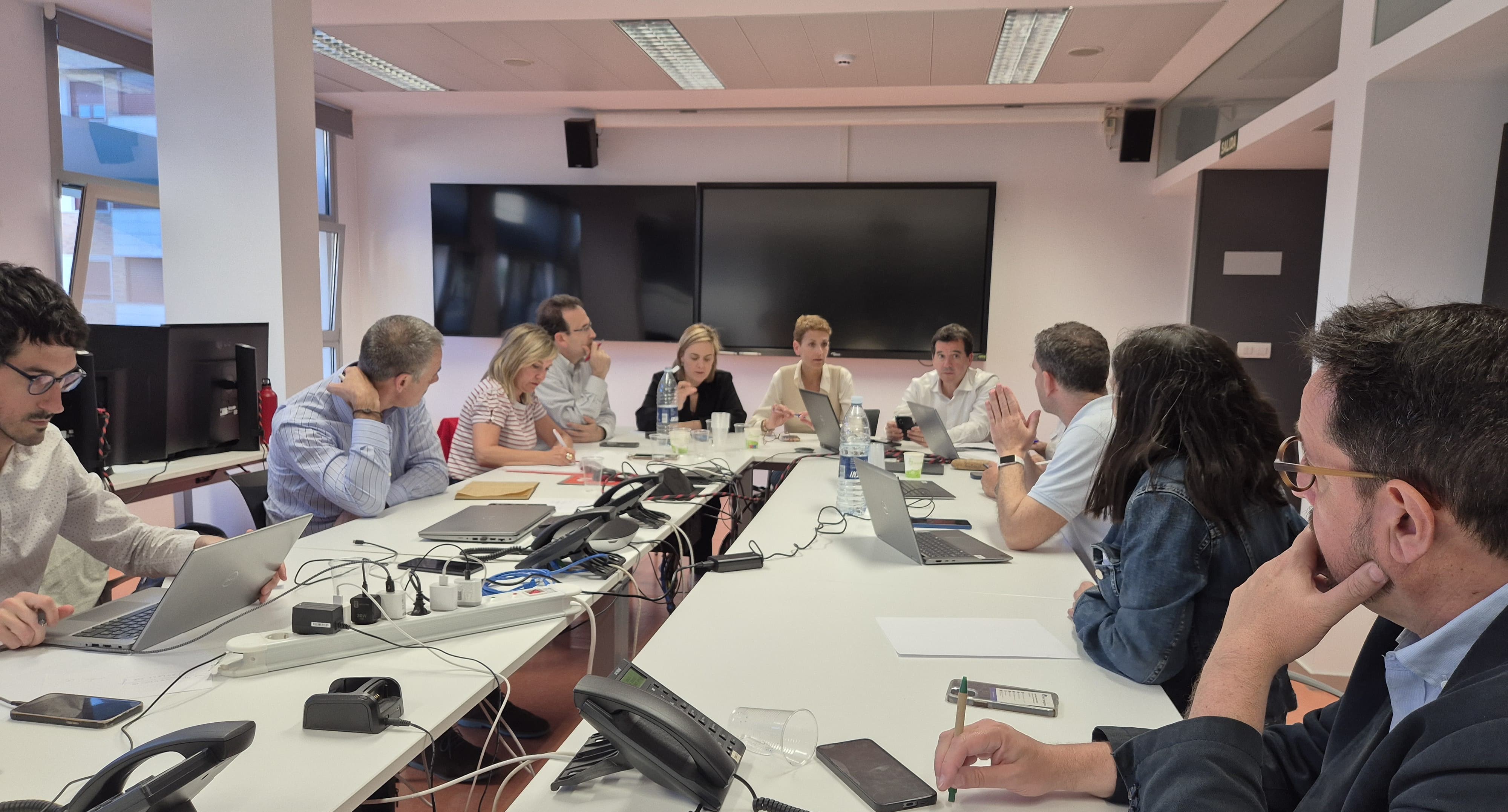 Imagen del artículo El Gabinete de Crisis mantiene el nivel 2 de emergencia y la actividad escolar ordinaria 

Se completa el barrido de residencias y centros sociosanitarios para dotarles de energía y personal de apoyo, mientras se desprograman las intervenciones sanitarias y las pruebas de alta tecnología de carácter no urgente.   	 		 		28/04/2025 		    		 			 			 				 						 							camera_alt